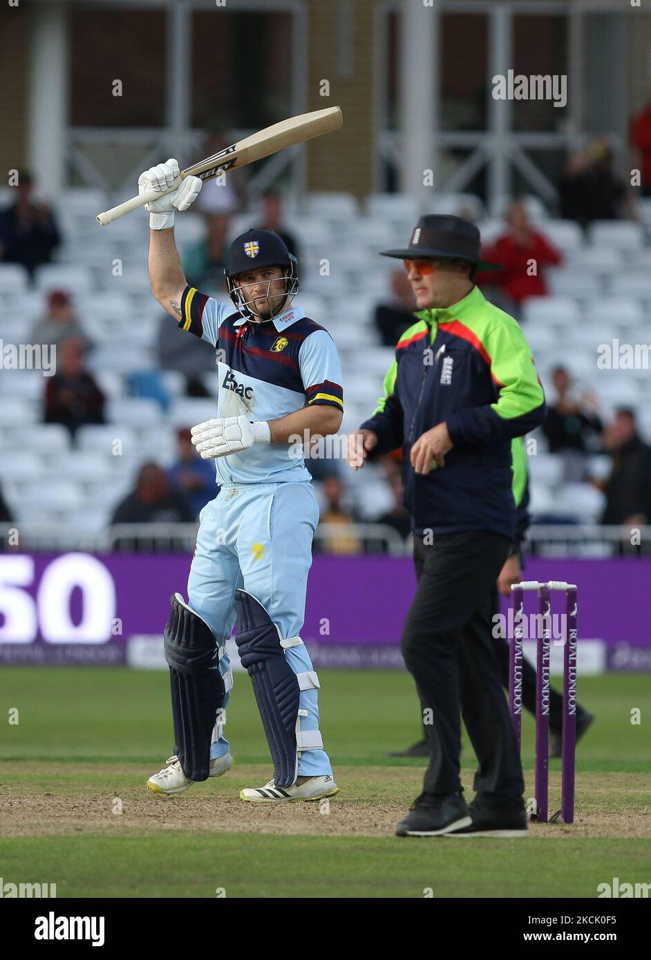 Sean Dickson von Durham feiert seine 50 während des Royal London One Day Cup-Spiels zwischen Glamorgan County Cricket Club und Durham County Cricket Club in Trent Bridge, Nottingham am Donnerstag, den 19.. August 2021. (Foto von will Matthews/MI News/NurPhoto) Stockfoto