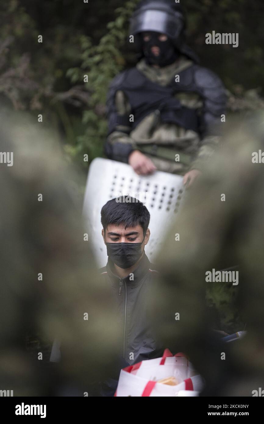 Ein Flüchtling, der am 19. August 2021 nach dem illegalen Grenzübergang in Usnarz Gorny in einem provisorischen Lager gesehen wurde. (Foto von Maciej Luczniewski/NurPhoto) Stockfoto