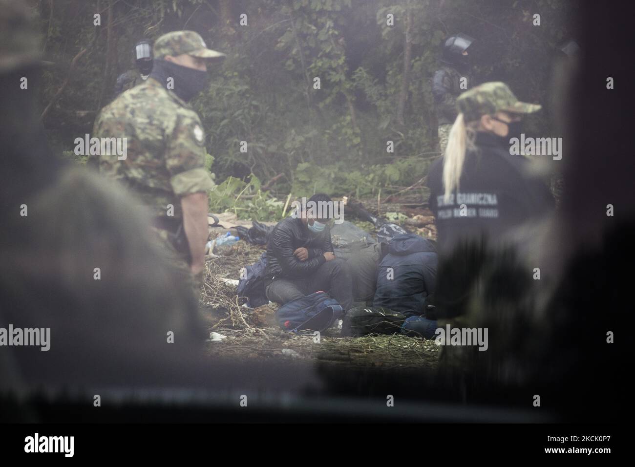 Ein Flüchtling, der am 19. August 2021 nach dem illegalen Grenzübergang in Usnarz Gorny in einem provisorischen Lager gesehen wurde. (Foto von Maciej Luczniewski/NurPhoto) Stockfoto