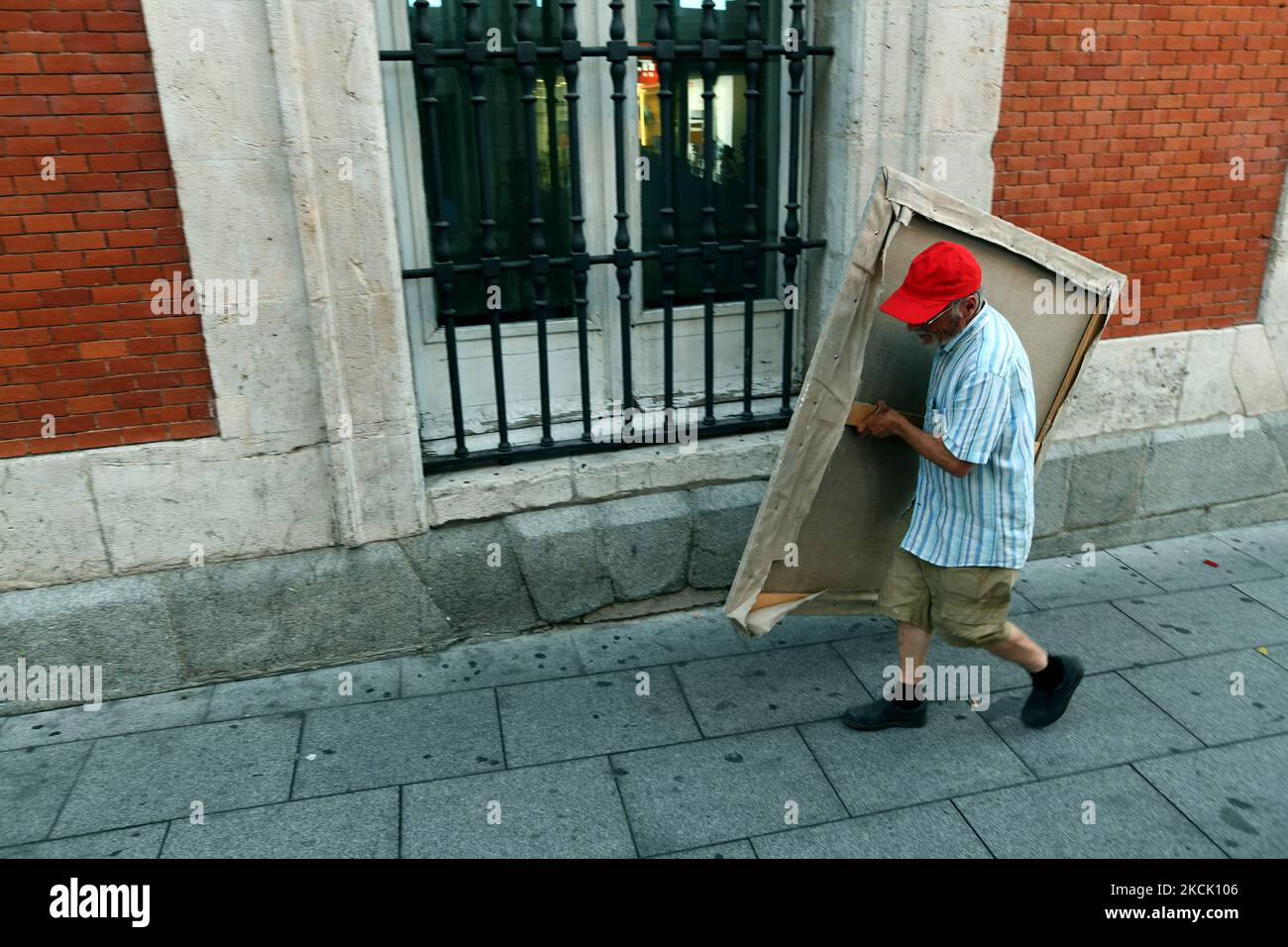 Der spanische Künstler Antonio Lopez arbeitet am 19.. August 2021 während einer Session, um den berühmten Platz Puerta del Sol in Madrid zu malen. Der Maler und Bildhauer Antonio Lopez setzt das Gemälde des berühmten Madrider Platzes fort, der vor 11 Jahren unvollendet blieb. (Foto von Juan Carlos Lucas/NurPhoto) Stockfoto