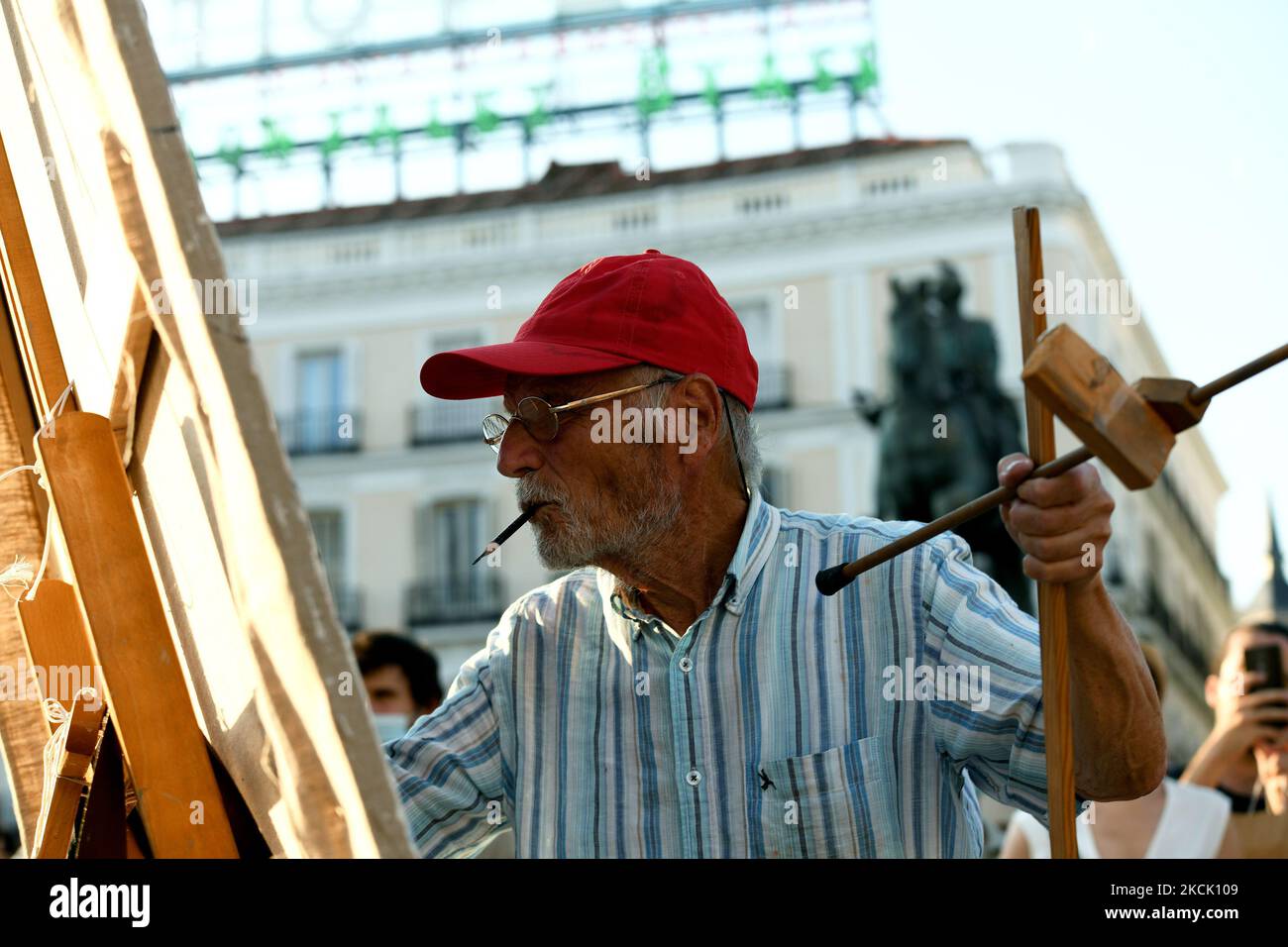 Der spanische Künstler Antonio Lopez arbeitet am 19.. August 2021 während einer Session, um den berühmten Platz Puerta del Sol in Madrid zu malen. Der Maler und Bildhauer Antonio Lopez setzt das Gemälde des berühmten Madrider Platzes fort, der vor 11 Jahren unvollendet blieb. (Foto von Juan Carlos Lucas/NurPhoto) Stockfoto