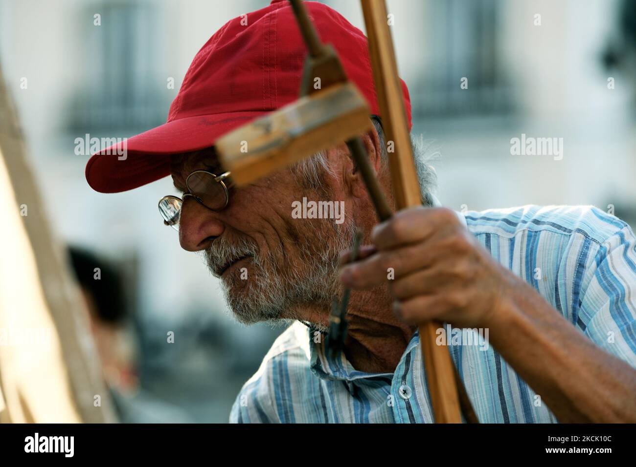 Der spanische Künstler Antonio Lopez arbeitet am 19.. August 2021 während einer Session, um den berühmten Platz Puerta del Sol in Madrid zu malen. Der Maler und Bildhauer Antonio Lopez setzt das Gemälde des berühmten Madrider Platzes fort, der vor 11 Jahren unvollendet blieb. (Foto von Juan Carlos Lucas/NurPhoto) Stockfoto