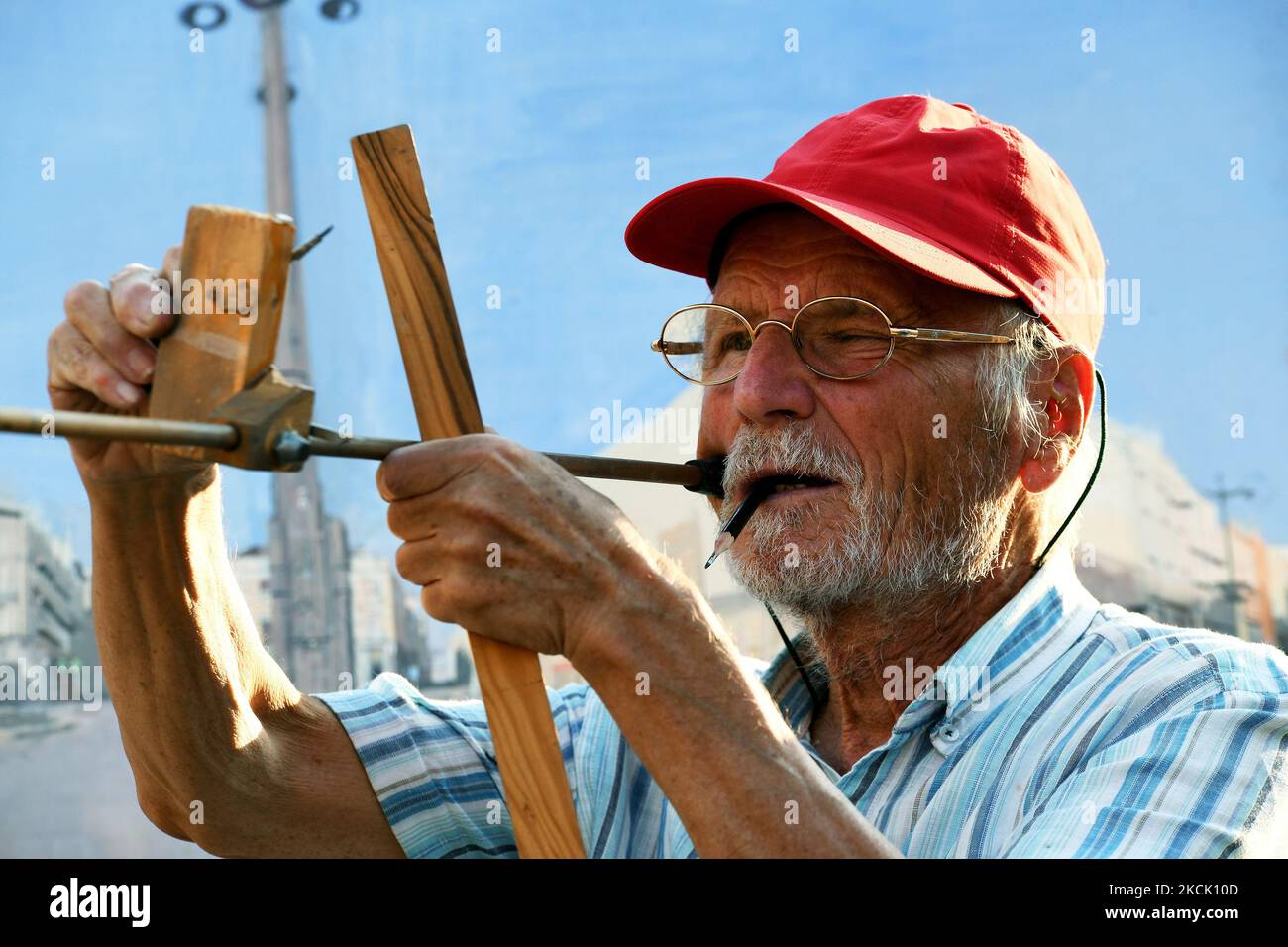 Der spanische Künstler Antonio Lopez arbeitet am 19.. August 2021 während einer Session, um den berühmten Platz Puerta del Sol in Madrid zu malen. Der Maler und Bildhauer Antonio Lopez setzt das Gemälde des berühmten Madrider Platzes fort, der vor 11 Jahren unvollendet blieb. (Foto von Juan Carlos Lucas/NurPhoto) Stockfoto