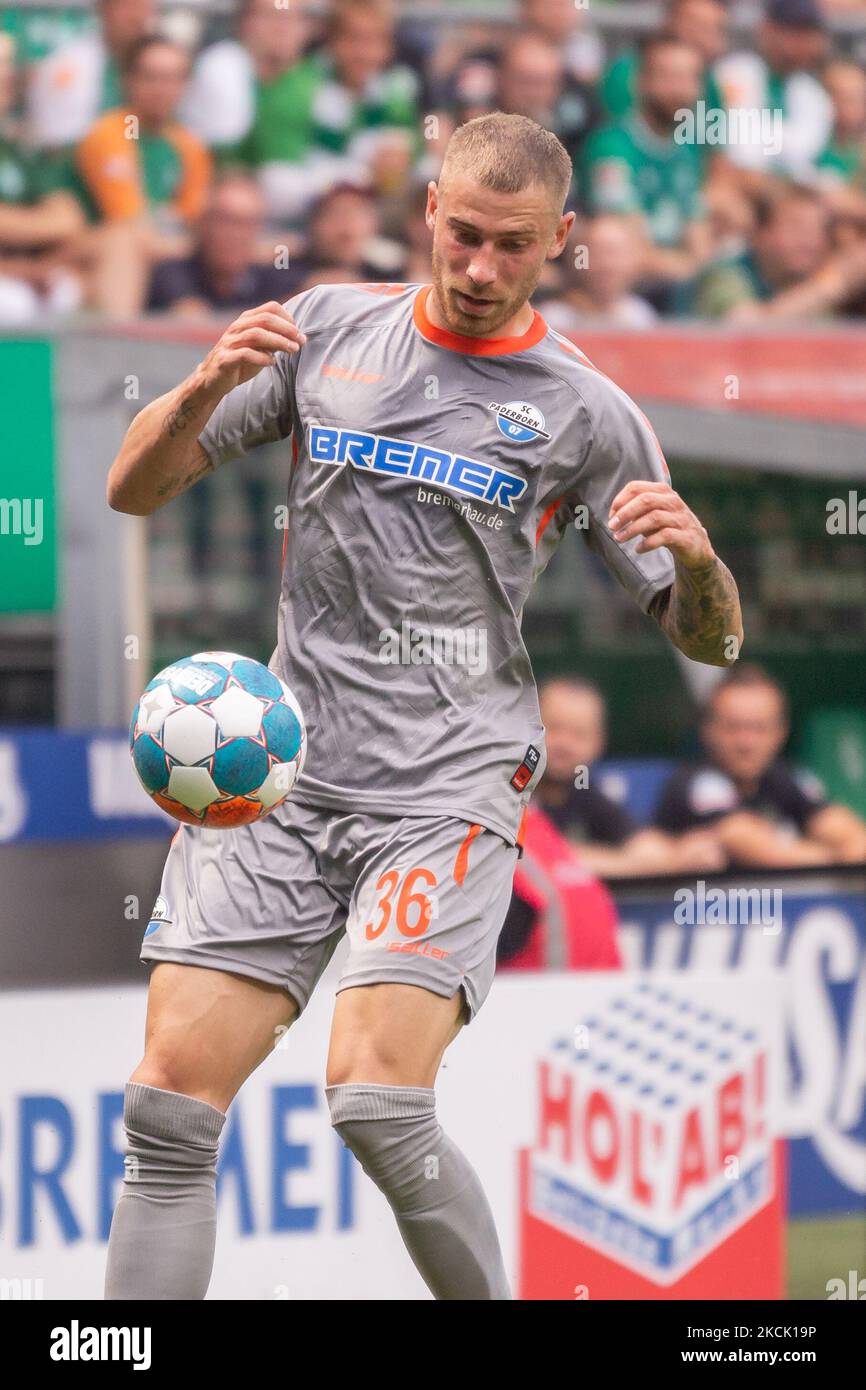 Felix Platte vom SC Paderborn kontrolliert den Ball beim zweiten Bundesliga-Spiel zwischen SV Werder Bremen und SC Paderborn am 15. August 2021 in Bremen. (Foto von Peter Niedung/NurPhoto) Stockfoto