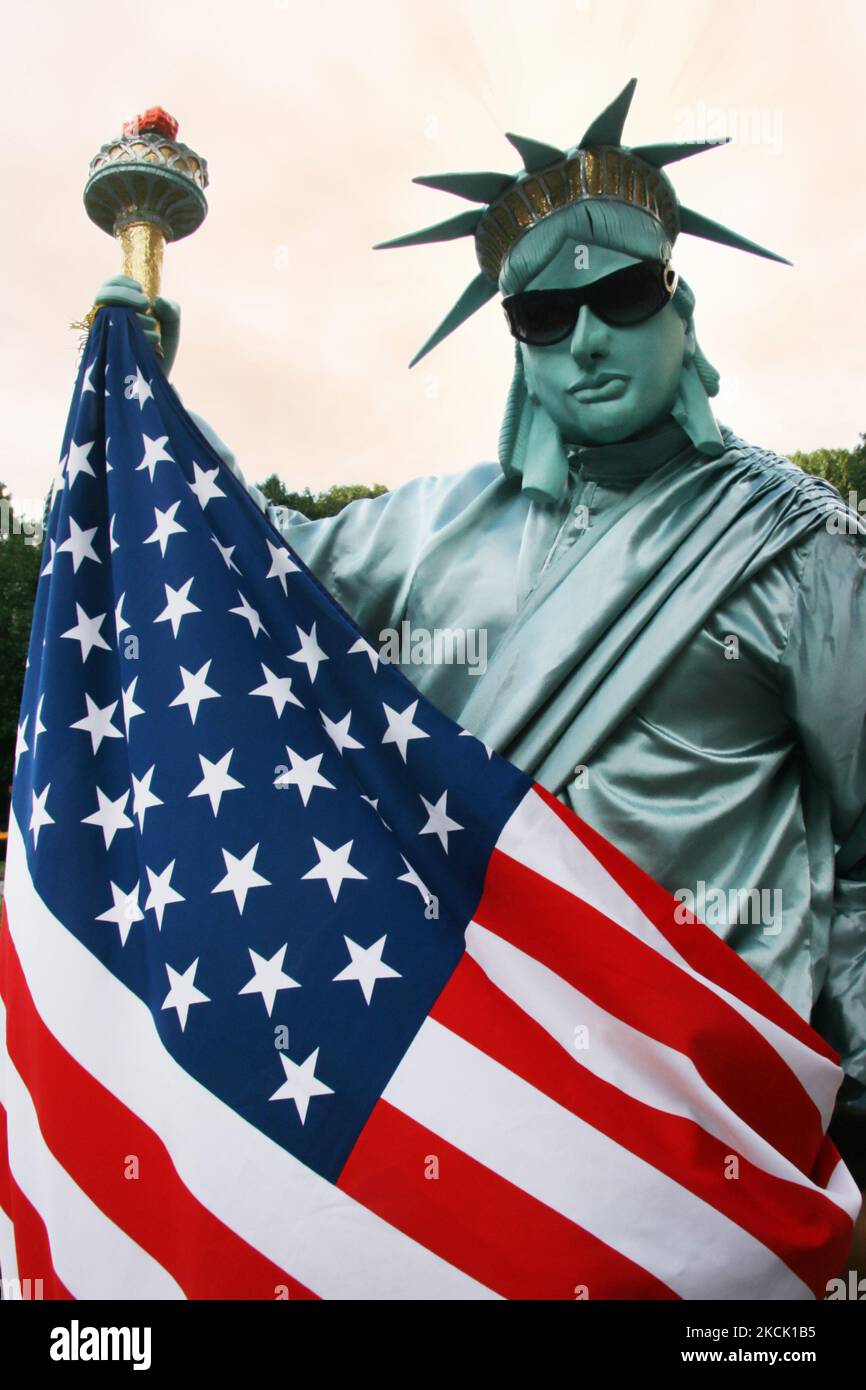 Straßenkünstler in der Form der Freiheitsstatue im Central Park in New York, USA. (Foto von Creative Touch Imaging Ltd./NurPhoto) Stockfoto