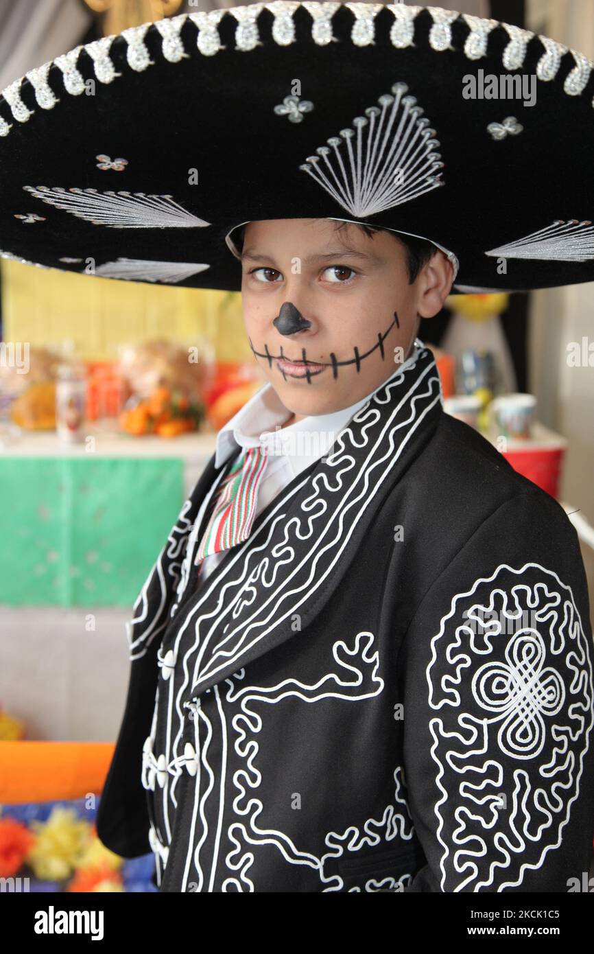 I LOVE FANCY DRESS Mexikanisches Kostüm-Set – Gelber Sombrero Mit Pompons, Rotes Bandana, Schwarze Gesichtsfarbe, Einheitsgröße