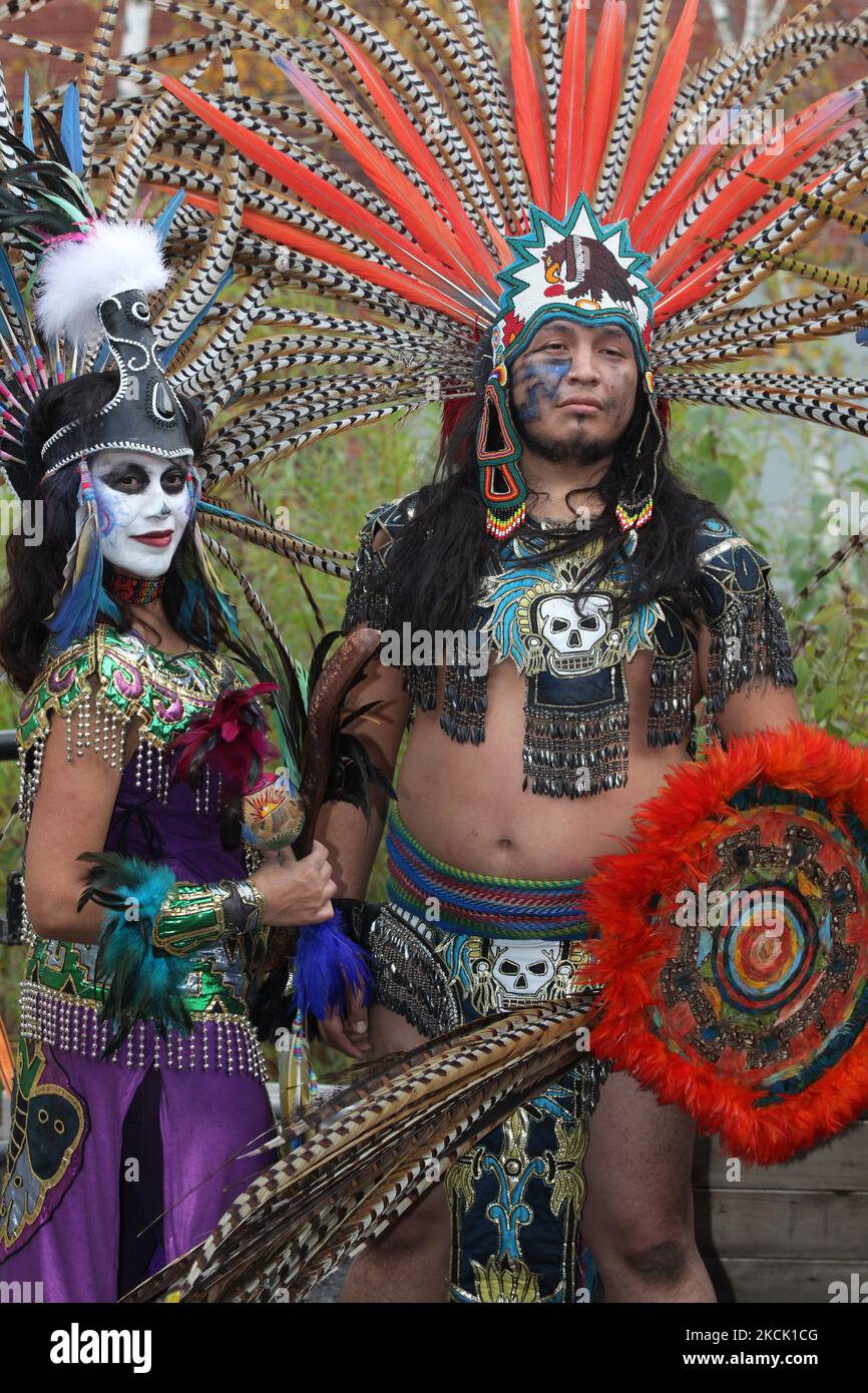 Mexikanische Tänzer, die in aztekischen Kostümen gekleidet sind, während sie während der Feierlichkeiten zum Tag der Toten in Toronto, Ontario, Kanada, am 01. November 2015 einen Kulturtanz aufführten. Der Tag der Toten (Dia de los Muertos) ist ein traditioneller mexikanischer Feiertag, der im katholischen Kalender mit dem Tag der Allerseelen zusammenfällt und durch Besuche der Grabstätten von Angehörigen gekennzeichnet ist. Es ist ein freudiger Anlass, bei dem die Zelebranten an den Verstorbenen denken. (Foto von Creative Touch Imaging Ltd./NurPhoto) Stockfoto