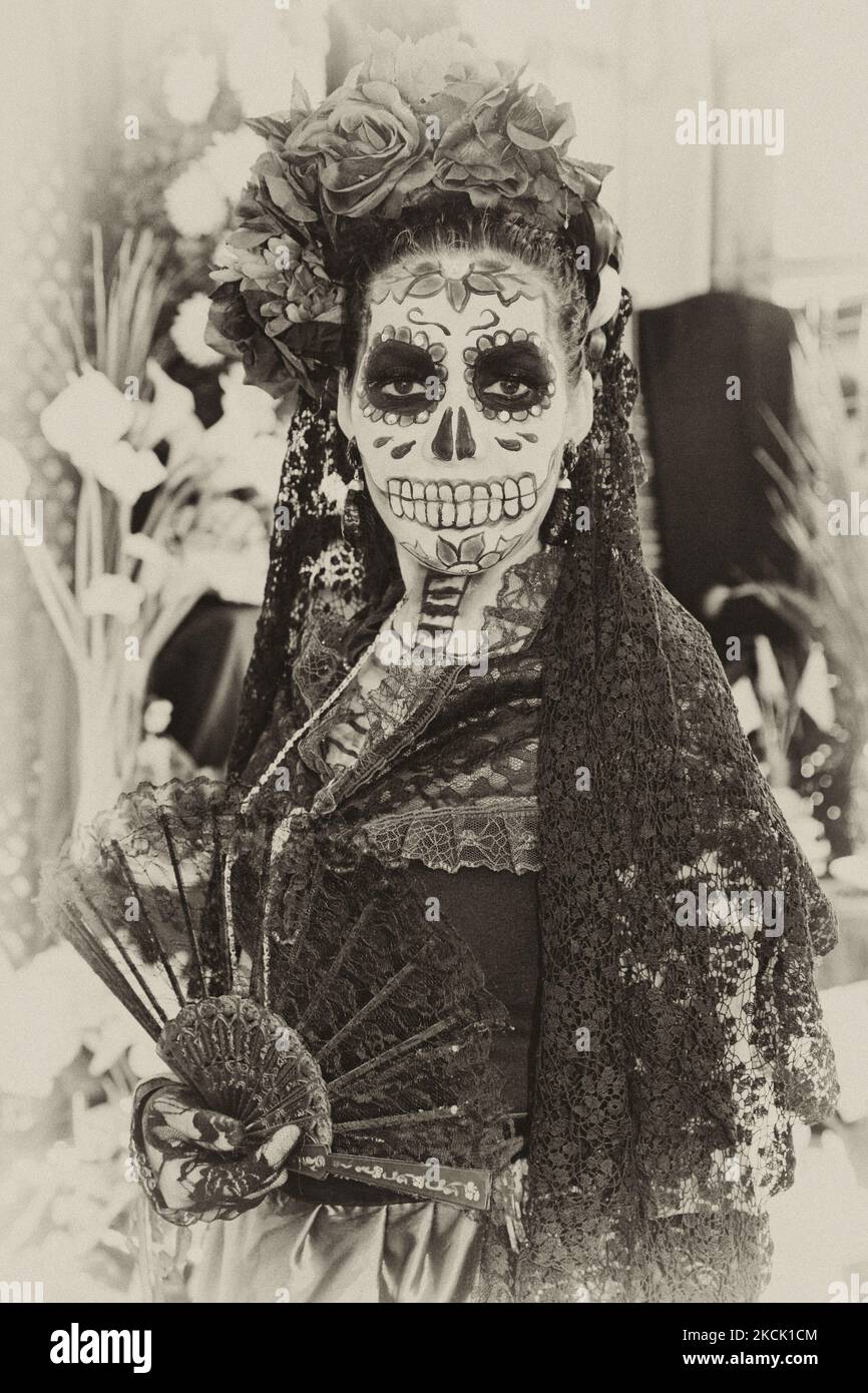 Junge Frau, die am 07. November 2015 in Toronto, Ontario, Kanada, als „La Catrina die Diva des Todes“ gekleidet wurde, während der Feierlichkeiten zum Tag der Toten (Dia de los Muertos). Der Tag der Toten (Dia de los Muertos) ist ein traditioneller mexikanischer Feiertag, der im katholischen Kalender mit dem Tag der Allerseelen zusammenfällt und durch Besuche der Grabstätten von Angehörigen gekennzeichnet ist. Es ist ein freudiger Anlass, bei dem die Zelebranten an den Verstorbenen denken. (Foto von Creative Touch Imaging Ltd./NurPhoto) Stockfoto