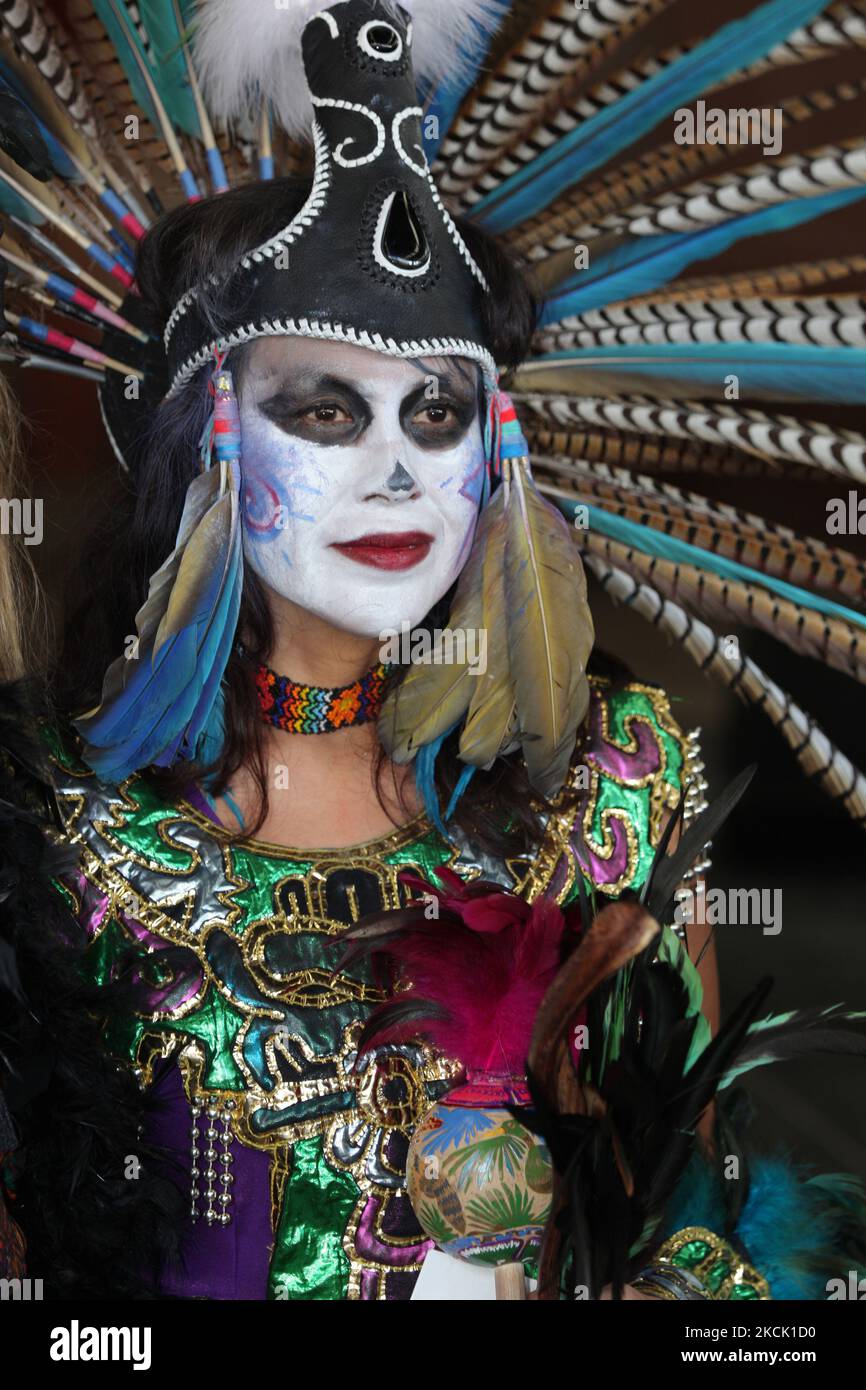 Mexikanische Tänzerin in einem aztekischen Kostüm, während sie während der Feierlichkeiten zum Tag der Toten in Toronto, Ontario, Kanada, am 01. November 2015 einen Kulturtanz aufführt. Der Tag der Toten (Dia de los Muertos) ist ein traditioneller mexikanischer Feiertag, der im katholischen Kalender mit dem Tag der Allerseelen zusammenfällt und durch Besuche der Grabstätten von Angehörigen gekennzeichnet ist. Es ist ein freudiger Anlass, bei dem die Zelebranten an den Verstorbenen denken. (Foto von Creative Touch Imaging Ltd./NurPhoto) Stockfoto