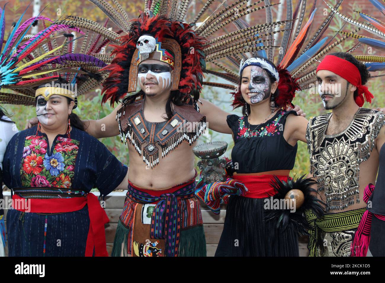 Mexikanische Tänzer, die in aztekischen Kostümen gekleidet sind, während sie während der Feierlichkeiten zum Tag der Toten in Toronto, Ontario, Kanada, am 01. November 2015 einen Kulturtanz aufführten. Der Tag der Toten (Dia de los Muertos) ist ein traditioneller mexikanischer Feiertag, der im katholischen Kalender mit dem Tag der Allerseelen zusammenfällt und durch Besuche der Grabstätten von Angehörigen gekennzeichnet ist. Es ist ein freudiger Anlass, bei dem die Zelebranten an den Verstorbenen denken. (Foto von Creative Touch Imaging Ltd./NurPhoto) Stockfoto
