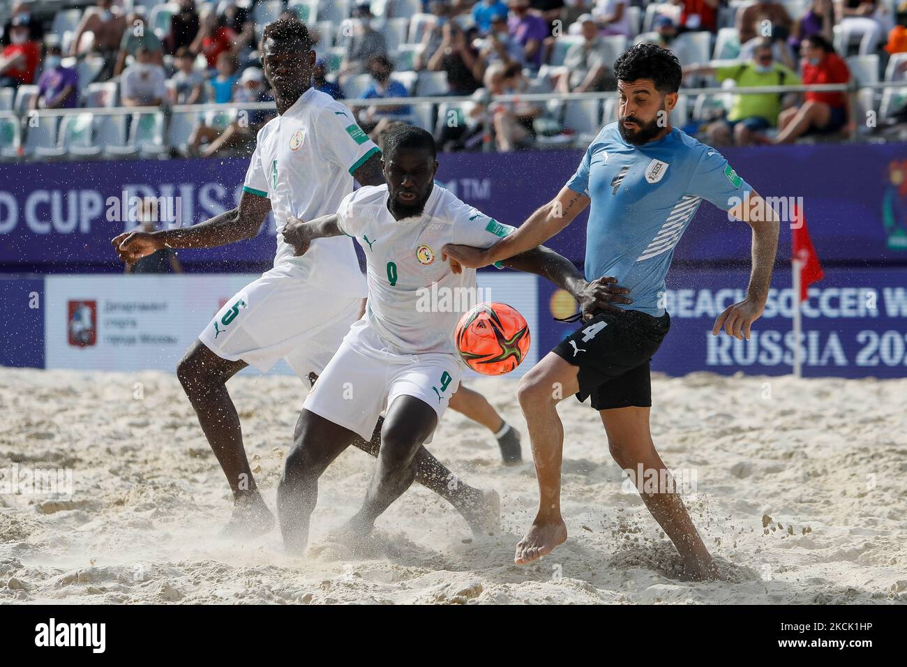 Matias Cabrera (R) aus Uruguay wetteifert um den Ball mit Mamadou Sylla (L) und Raoul Mendy aus Senegal während des FIFA Beach Soccer World Cup Russia 2021 Gruppe D-Spiels zwischen Senegal und Uruguay am 20. August 2021 im Luzhniki Beach Soccer Stadium in Moskau, Russland. (Foto von Mike Kireev/NurPhoto) Stockfoto