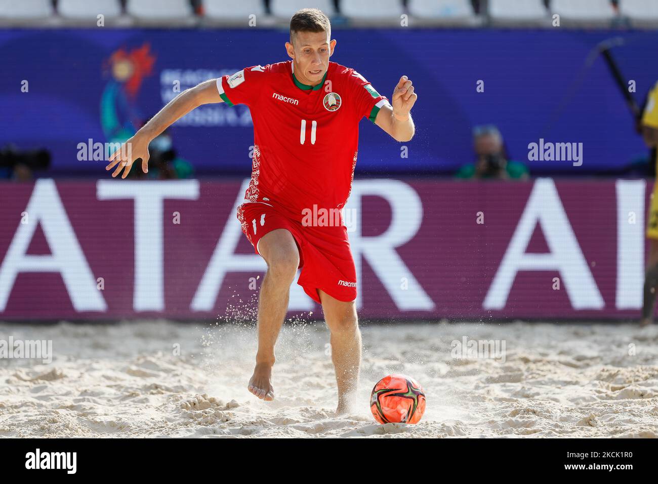 Mikita Chaikouski aus Weißrussland in Aktion während des FIFA Beach Soccer World Cup Russia 2021 Gruppe C-Spiels zwischen Weißrussland und El Salvador am 20. August 2021 im Luzhniki Beach Soccer Stadium in Moskau, Russland. (Foto von Mike Kireev/NurPhoto) Stockfoto