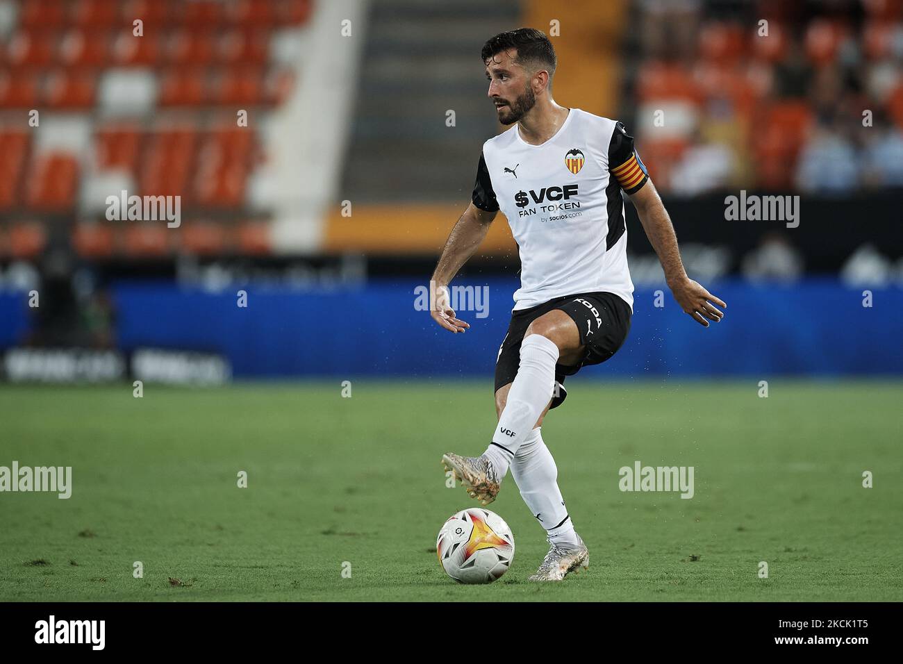 Jose Gaya aus Valencia kontrolliert den Ball während des La Liga Santader-Spiels zwischen Valencia CF und Getafe CF im Estadio Mestalla am 13. August 2021 in Valencia, Spanien. (Foto von Jose Breton/Pics Action/NurPhoto) Stockfoto