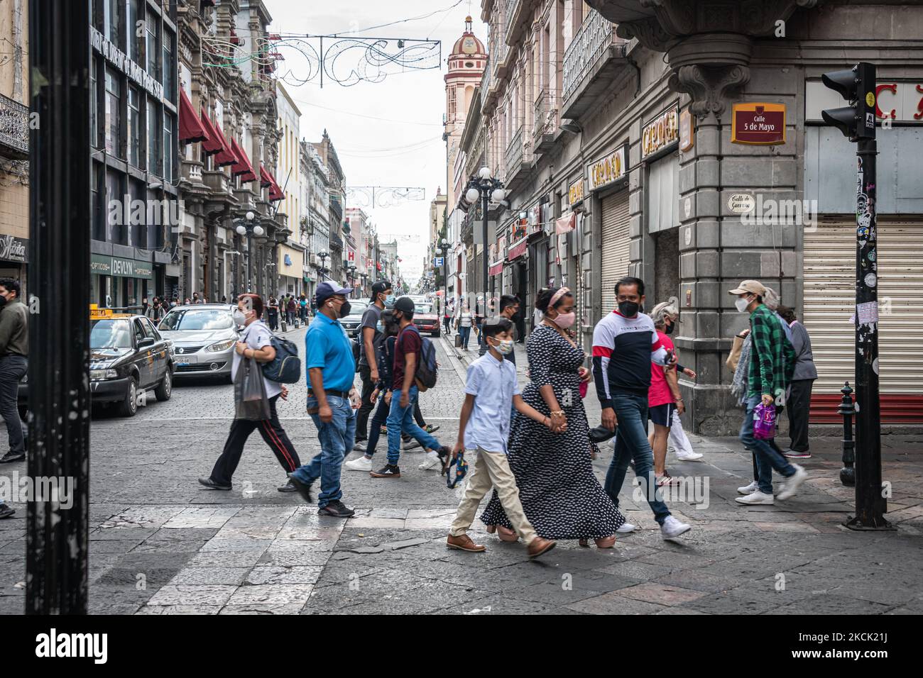 Mexikanische Menschen mit Gesichtsmasken gingen am 19. August 2021 auf Märkten und Straßen in Puebla, Mexiko, über ihr tägliches Leben, als Coronavirus-Fälle aufgrund der Delta-Variante anstiegen. (Foto von Diego Cupolo/NurPhoto) Stockfoto