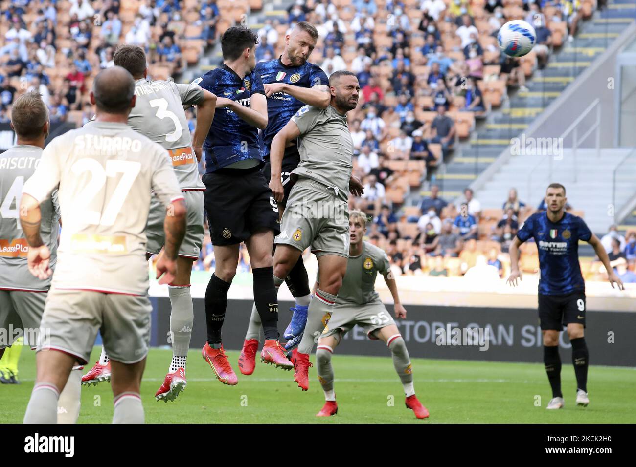 Milan Skriniar vom FC Internazionale erzielt das Eröffnungstreffer während des Serie-A-Spiels zwischen dem FC Genua und dem FC Genua im Stadio Giuseppe Meazza am 21. August 2021 in Mailand, Italien. (Foto von Giuseppe Cottini/NurPhoto) Stockfoto