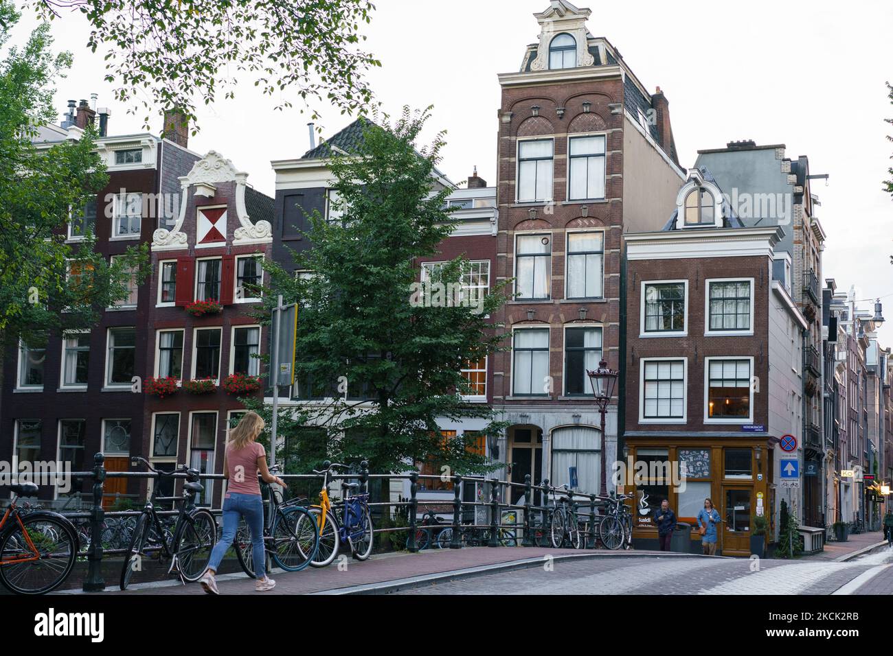 Alltag in De Negen Straatjes in Amsterdam, Niederlande am 7. August 2021. Das De Negen Straatjes umfasst neun Straßen im Zentrum von Amsterdam, die seit dem 1990s unter diesem Namen gefördert werden. Gemeinsam bilden sie ein Unterviertel innerhalb der Grachtengordel mit vielen Geschäften und Restaurants, das zum UNESCO-Weltkulturerbe gehört. (Foto von Oscar Gonzalez/NurPhoto) Stockfoto