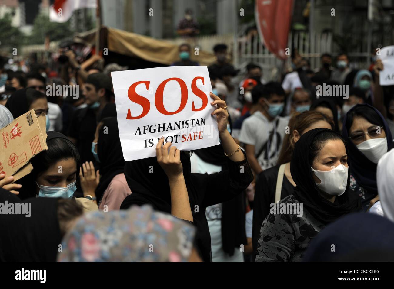 Afghanische Flüchtlinge in Indonesien protestieren am 24. August 2021 vor dem Büro des UN-Flüchtlingshilfswerks UNHCR in Jakarta, Indonesien. Sie forderten den UNHCR nachdrücklich auf, den anhaltenden Neuansiedlungsprozess in Indonesien inmitten der anhaltenden Krise in Afghanistan zu lösen. (Foto von Aslam Iqbal/NurPhoto) Stockfoto