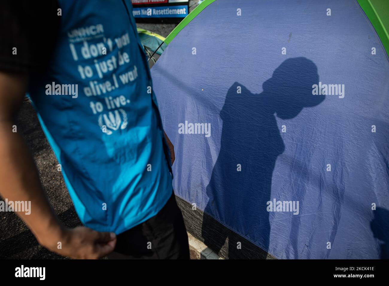 Am 24. August 2021 verbringen Flüchtlinge ihren Tag in Zelten vor dem UNHCR Indonesia Büro in Jakarta, Indonesien. Auf der Grundlage des Fact Sheet-Berichts des Hohen Flüchtlingskommissars der Vereinten Nationen (UNHCR) vom April-Mai-Juni 2021 sind derzeit 13.416 Flüchtlinge in Indonesien vom UNHCR registriert. Die meisten von ihnen sind afghanische Flüchtlinge mit einem Anteil von 56 Prozent oder sogar 7.490 Menschen. Angesichts der heutigen Kontrolle der Taliban über Afghanistan wird sich die Zahl der Flüchtlinge aus Afghanistan mehr als verdoppeln und zu einer lästeren Aufgabe für Indonesien werden, das eigentlich kein Flüchtlingsasyl akzeptiert. (Foto b Stockfoto