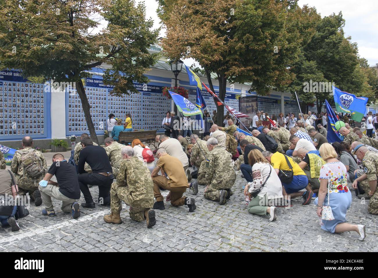 Ukrainisches Militär in der Nähe der Gedenkmauer der gefallenen Verteidiger der Ukraine im Krieg in der Ostukraine während des Marsches der Verteidiger der Ukraine zum 30.. Jahrestag der Unabhängigkeitsfeier in Kiew, Ukraine, 24. August 2021 (Foto: Maxym Marusenko/NurPhoto) Stockfoto