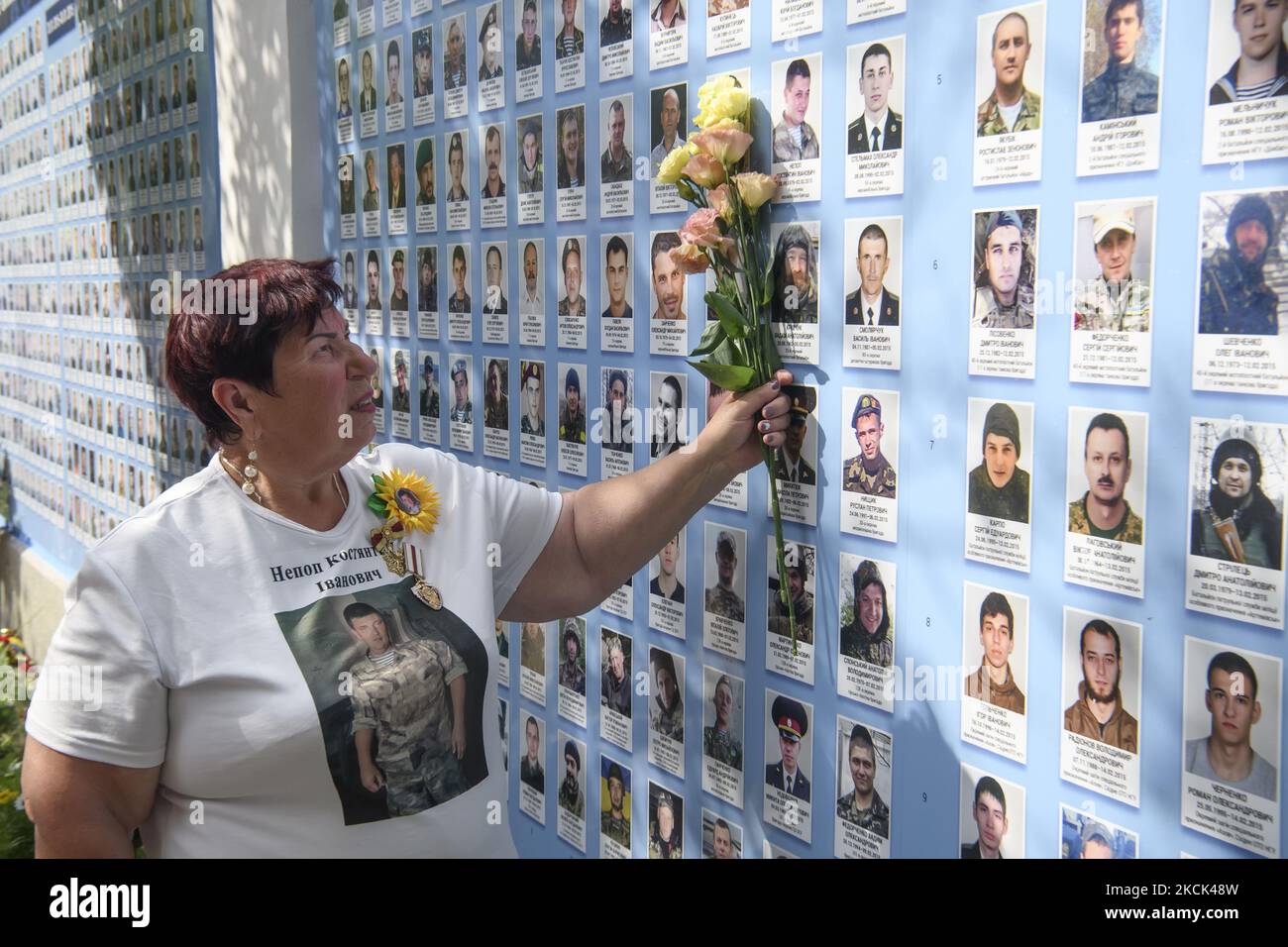 Verwandte ukrainischer Soldaten, die im Krieg gegen die Ostukraine in der Nähe der Gedenkmauer der gefallenen Verteidiger der Ukraine im Krieg in der Ostukraine während des Marsches der Verteidiger der Ukraine zum 30.. Jahrestag der Unabhängigkeitsfeier in Kiew, Ukraine, 24. August 2021 getötet wurden (Foto: Maxym Marusenko/NurPhoto) Stockfoto