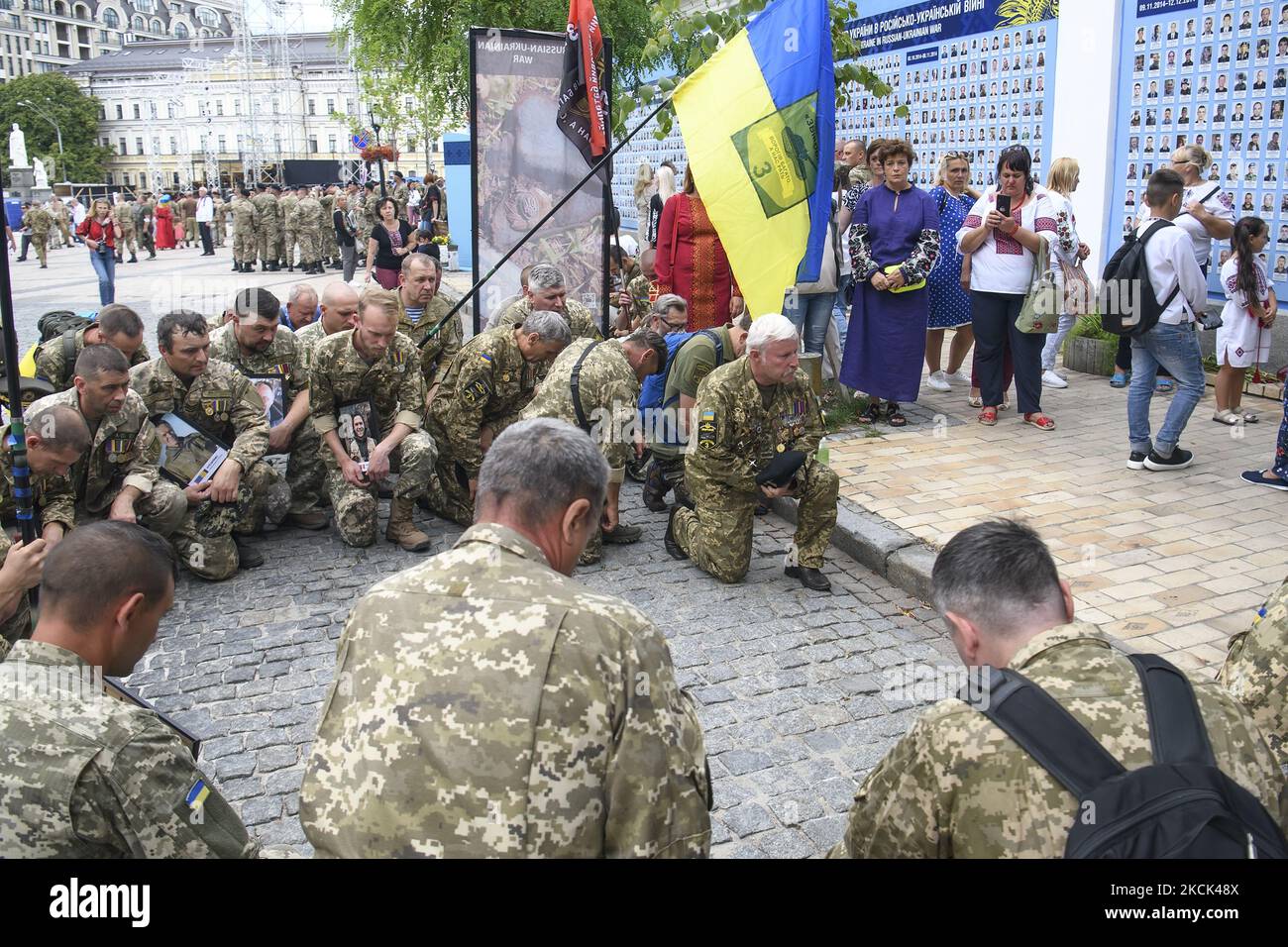 Ukrainisches Militär in der Nähe der Gedenkmauer der gefallenen Verteidiger der Ukraine im Krieg in der Ostukraine während des Marsches der Verteidiger der Ukraine zum 30.. Jahrestag der Unabhängigkeitsfeier in Kiew, Ukraine, 24. August 2021 (Foto: Maxym Marusenko/NurPhoto) Stockfoto