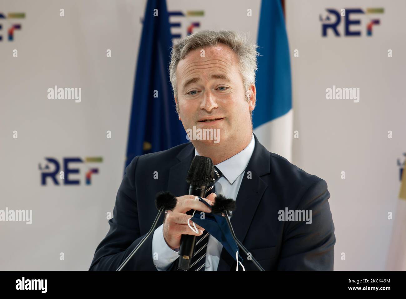 Frankreichs Staatssekretär für Tourismus und Frankophonie Jean-Baptiste Lemoyne hält eine Rede zum Eröffnungstag des jährlichen Sommertreffens der Medef „La Ref 2021“ auf der Rennstrecke Longchamp in Paris – 24. August 2021, Paris (Foto: Daniel Pier/NurPhoto) Stockfoto