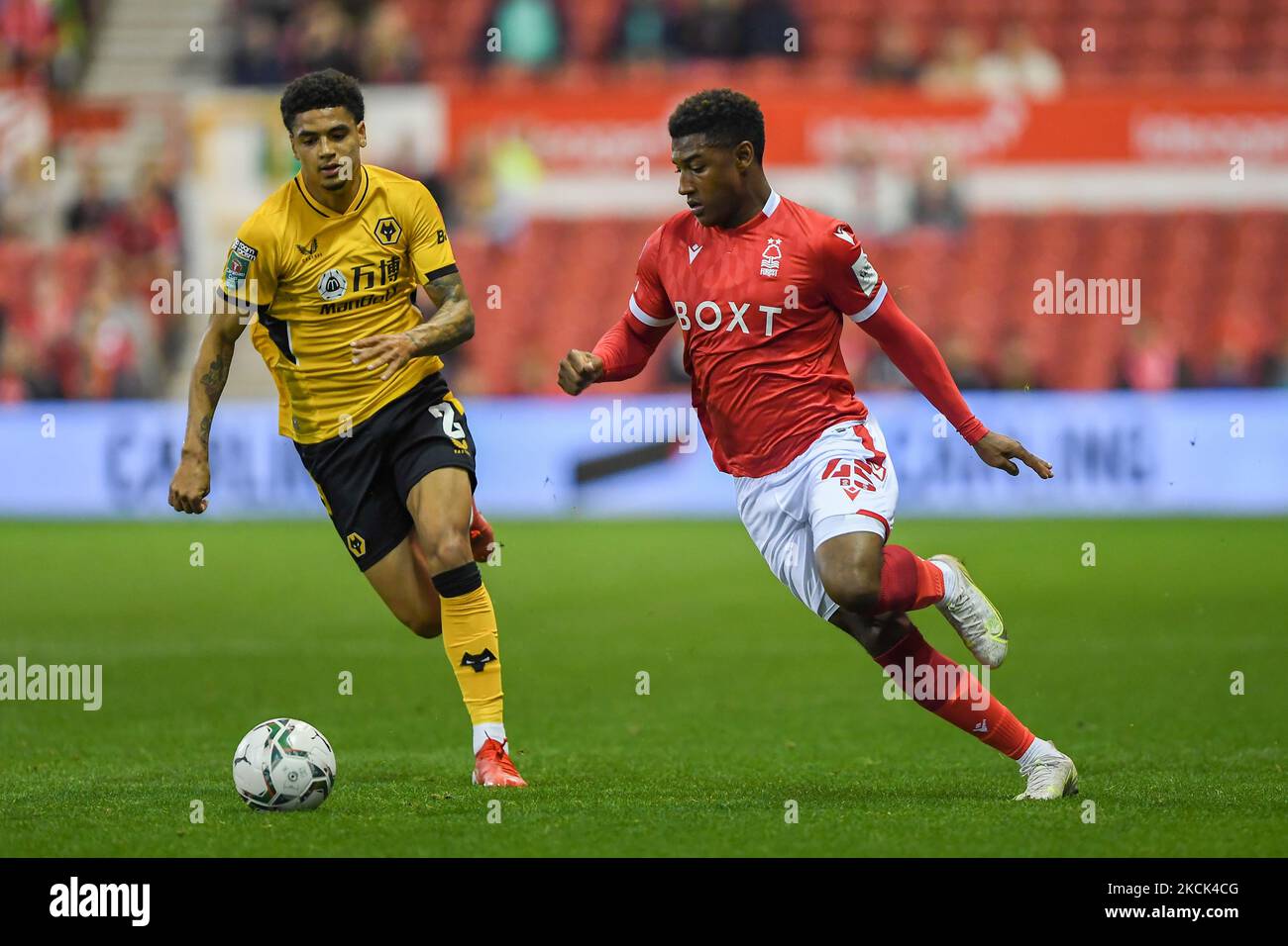 Jayden Richardson von Nottingham Forest und Ki-Jana Hoever von Wolverhampton Wanderers in Aktion beim Carabao Cup-Spiel zwischen Nottingham Forest und Wolverhampton Wanderers am 24.. August 2021 auf dem City Ground, Nottingham, Großbritannien. (Foto von Jon Hobley/MI News/NurPhoto) Stockfoto