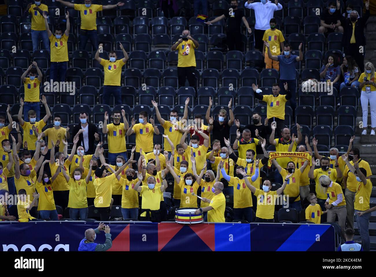 Fans Rumäniens, die die Spieler während des Spiels gegen Finnland, CEV EuroVolley 2021, BT Arena, Cluj-Napoca, Rumänien, 24. august 2021 (Foto von Flaviu Buboi/NurPhoto) Stockfoto