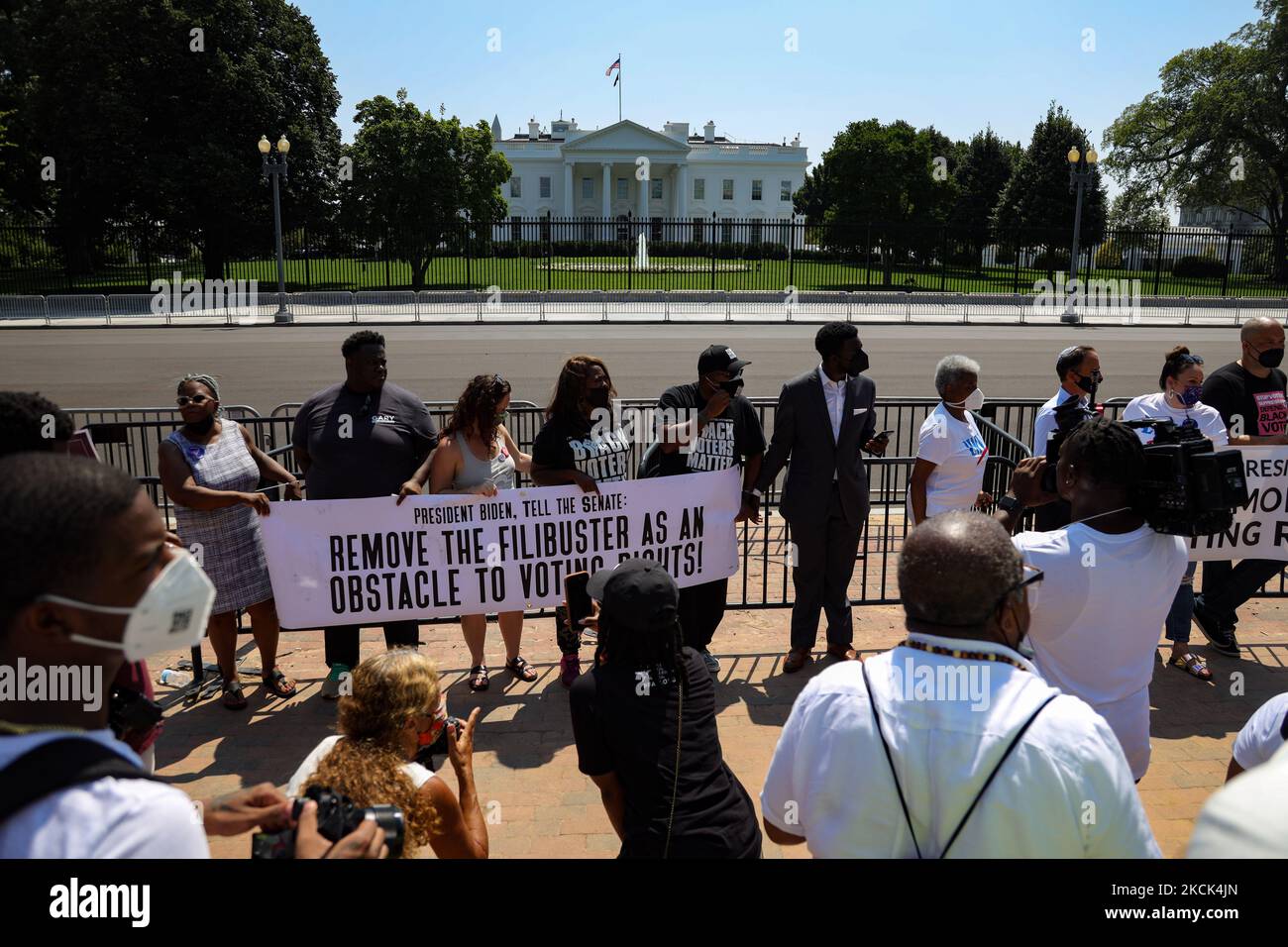 Demonstranten fesseln ihre Handgelenke am 24. August 2021 an einen Zaun vor dem Weißen Haus, als Teil eines zivilen Ungehorsams, der forderte, dass Präsident Biden Maßnahmen zur Unterstützung des Wahlrechts ergreite (Foto: Bryan Olin Dozier/NurPhoto) Stockfoto