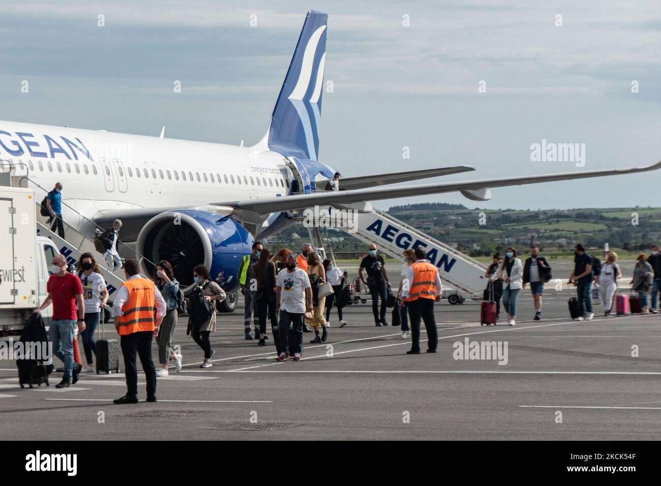 Passagiere steigen nach einem Inlandsflug von Athen aus einen Airbus A320neo von Aegean Airlines aus, während sie auf dem Thessaloniki International Airport Makedonia SKG LGTS mit schützenden Gesichtsmasken aufgrund der Coronavirus-Pandemie Covid-19 zu sehen sind. Griechenland entdeckte die Delta-Mutation im Juni und heute ist diese Covid-Variante die Mehrheit der Fälle, das Land verhängte neue Maßnahmen und lokale Sperren, um das Impfprogramm zu fördern. Der Flughafen Thessaloniki ist im Besitz der griechischen Regierung, wird aber von Fraport Greece, PRAFTE, mit langfristigem Mietvertrag betrieben Stockfoto