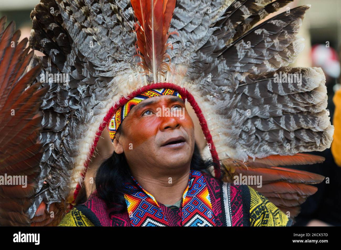 LONDON, GROSSBRITANNIEN – 25. AUGUST 2021: Indigene Völker aus Brasilien nehmen an einem Protest in der Nähe der brasilianischen Botschaft Teil, um sich solidarisch mit den indigenen Völkern Brasiliens zu zeigen, während die Regierung von Bolsonaro versucht, indigenes Land für den Bergbau und andere kommerzielle Aktivitäten zu öffnen, die die Zerstörung des Amazonas-Regenwaldes am 25. August 2021 verschärfen könnten In London, England. Die Demonstranten demonstrieren gegen den Kongressentwurf 490/2007, der indigene Völker daran hindern würde, ihre traditionellen Ländereien rechtlich anzuerkennen, wenn sie nicht durch die willkürlichen 1 dort anwesend wären Stockfoto