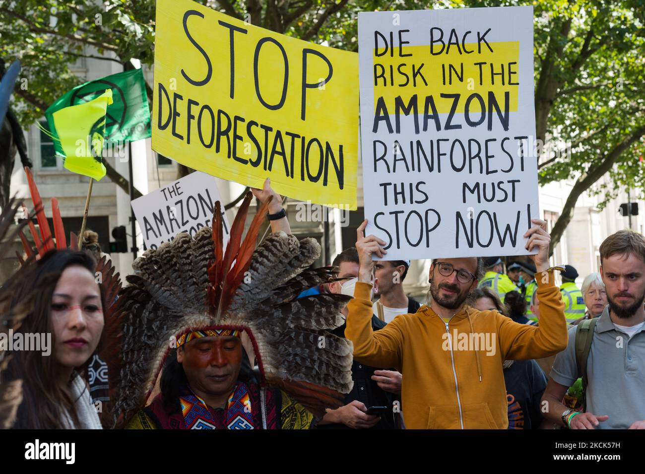 LONDON, GROSSBRITANNIEN – 25. AUGUST 2021: Aktivisten und Aktivisten, die sich indigenen Menschen aus Brasilien angeschlossen haben, protestieren in der Nähe der brasilianischen Botschaft in Solidarität mit den indigenen Völkern Brasiliens, während die Regierung von Bolsonaro versucht, indigenes Land weiter für den Bergbau und andere kommerzielle Aktivitäten zu öffnen, die die Zerstörung des Amazonas-Regenwaldes am 25. August verschärfen könnten 2021 in London, England. Die Demonstranten demonstrieren gegen den Kongressentwurf 490/2007, der indigene Völker daran hindern würde, eine rechtliche Anerkennung ihres traditionellen Landes zu erhalten, wenn sie nicht anwesend wären Stockfoto