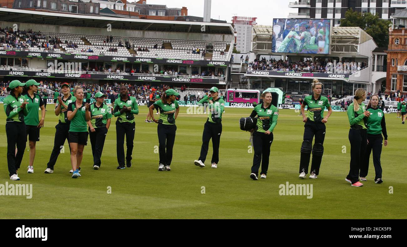 Südliche tapfere Frauenspielerinnen nach dem Hundertfrauenfinale zwischen Southern Brave Women und Oval Invincibles Women im Lord's Stadium, London, Großbritannien, am 21.. August 2021 (Foto by Action Foto Sport/NurPhoto) Stockfoto