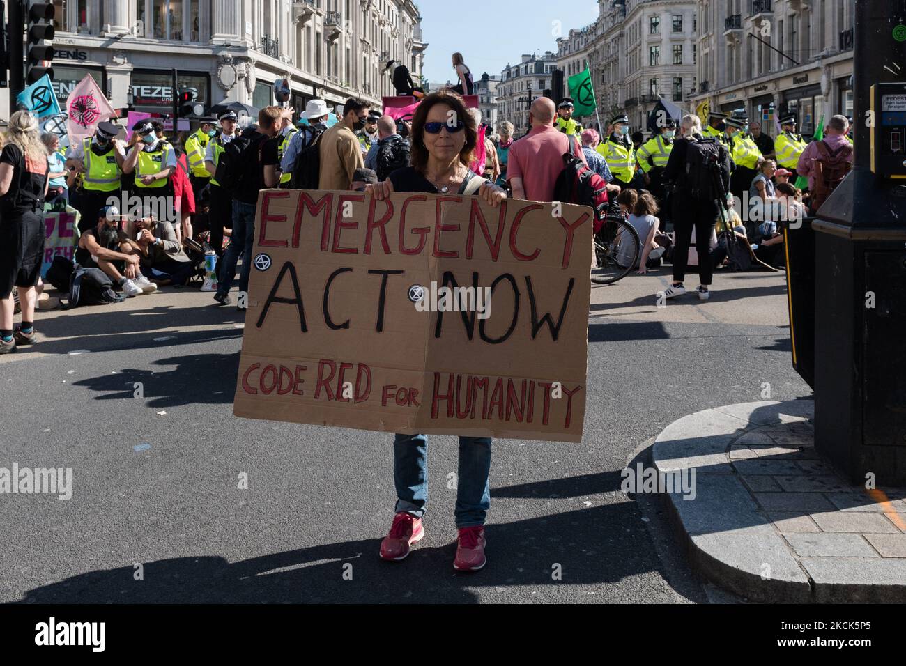 LONDON, GROSSBRITANNIEN - 25. AUGUST 2021: Umweltaktivisten vom Extinction Rebellion demonstrieren am dritten Tag des 'Impossible Rebellion' im Oxford Circus, Eine neue Welle von Protesten und zivilen Ungehorsamsmaßnahmen, die mindestens zwei Wochen andauern soll, um einen sofortigen Stopp aller neuen Investitionen in fossile Brennstoffe durch die britische Regierung und Finanzkonzerne zu fordern, inmitten der Klimakrise und der ökologischen Notlage am 25. August 2021 in London, England. (Foto von Wiktor Szymanowicz/NurPhoto) Stockfoto