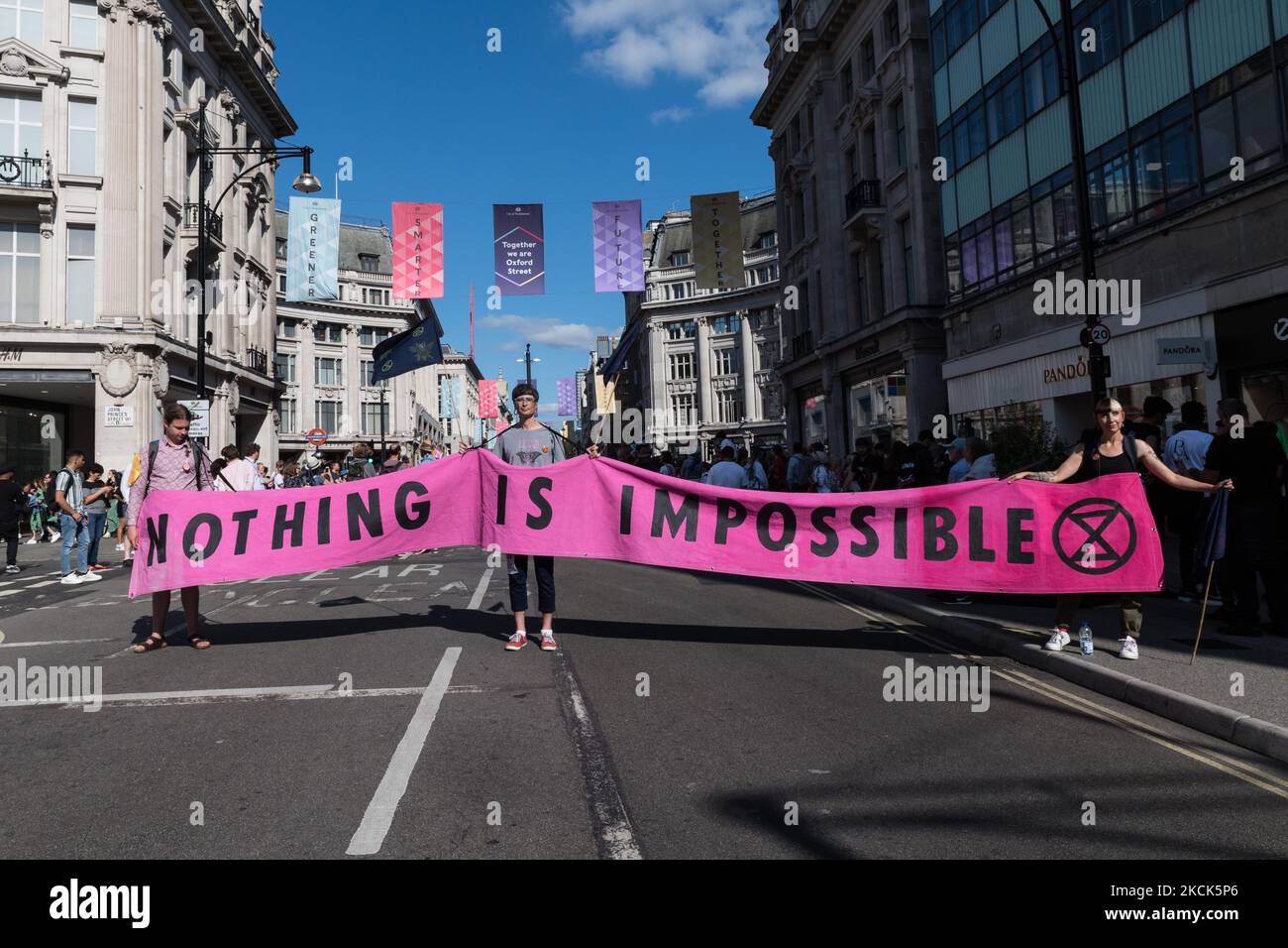 LONDON, VEREINIGTES KÖNIGREICH - 25. AUGUST 2021: Umweltaktivisten vom Extinction Rebellion demonstrieren am dritten Tag des 'Impossible Rebellion' in der Oxford Street, Eine neue Welle von Protesten und zivilen Ungehorsamsmaßnahmen, die mindestens zwei Wochen andauern soll, um einen sofortigen Stopp aller neuen Investitionen in fossile Brennstoffe durch die britische Regierung und Finanzkonzerne zu fordern, inmitten der Klimakrise und der ökologischen Notlage am 25. August 2021 in London, England. (Foto von Wiktor Szymanowicz/NurPhoto) Stockfoto