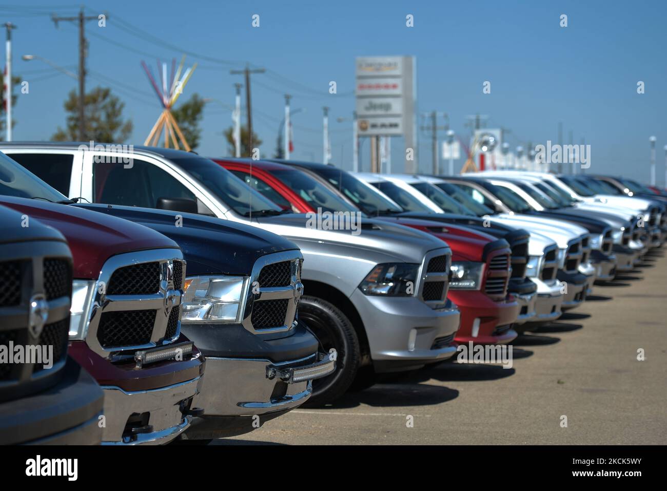 Neue RAM-Lastwagen parkten vor einem Chrystler-, Jeep-, Dodge- und RAM-Händler in South Edmonton. Am Mittwoch, den 24. August 2021, in Edmonton, Alberta, Kanada. (Foto von Artur Widak/NurPhoto) Stockfoto