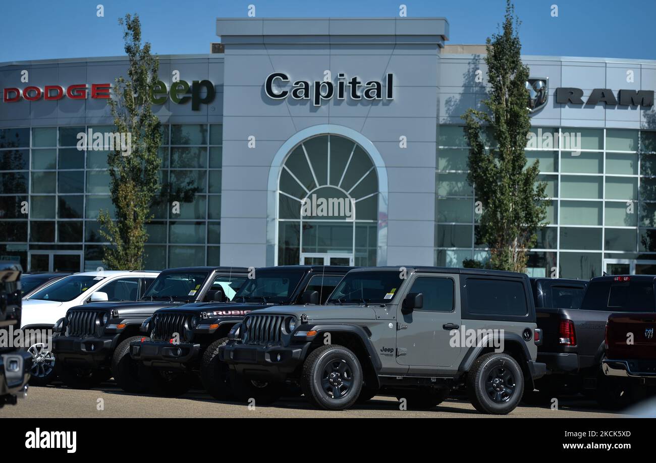 Neue Jeep Fahrzeuge vor einem Chrystler, Jeep, Dodge und RAM Händler in South Edmonton geparkt. Am Mittwoch, den 24. August 2021, in Edmonton, Alberta, Kanada. (Foto von Artur Widak/NurPhoto) Stockfoto