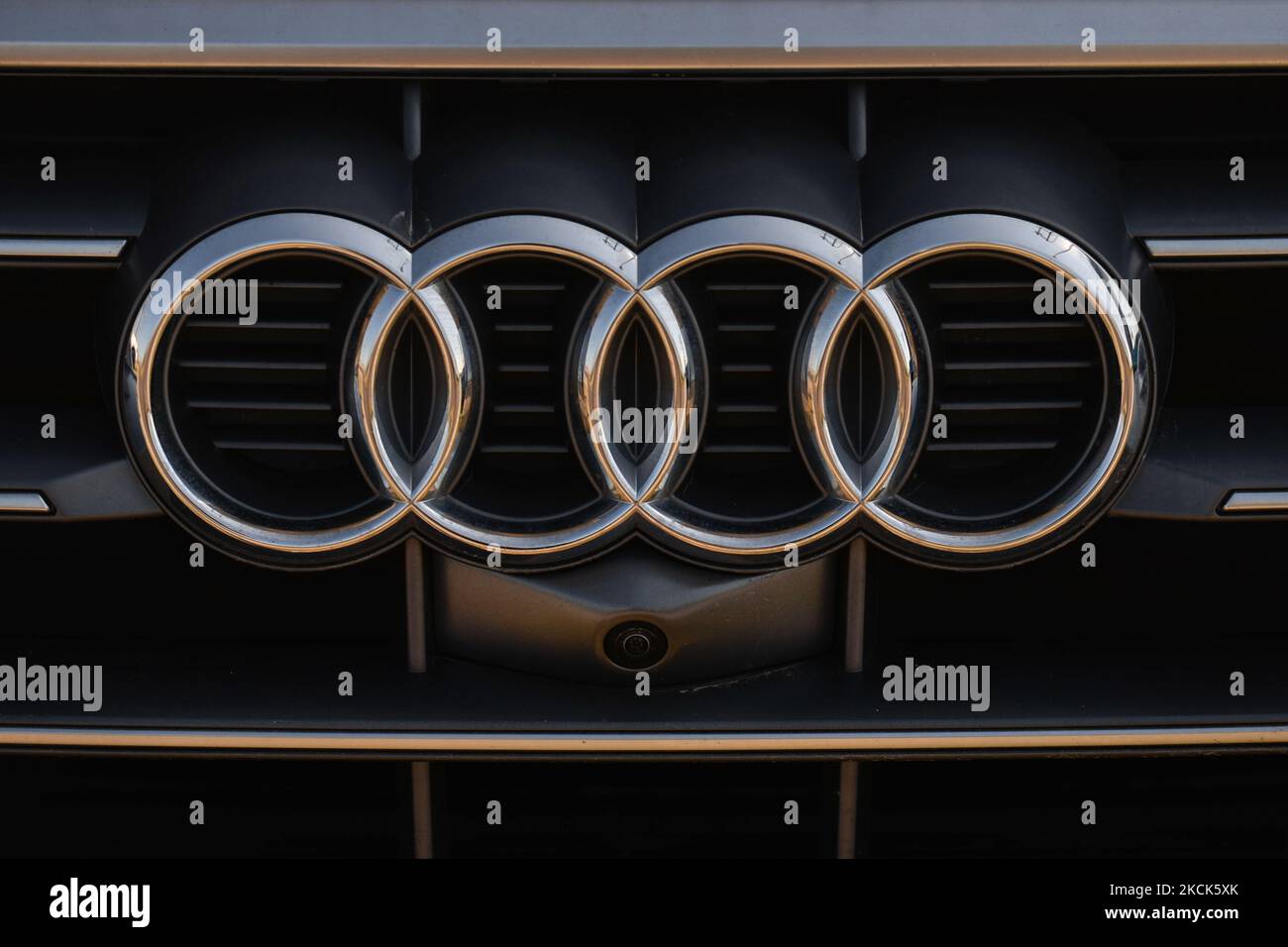 Das Audi Logo ist auf einem Audi Fahrzeug vor einem Audi Autohaus in South Edmonton zu sehen. Am Mittwoch, den 24. August 2021, in Edmonton, Alberta, Kanada. (Foto von Artur Widak/NurPhoto) Stockfoto