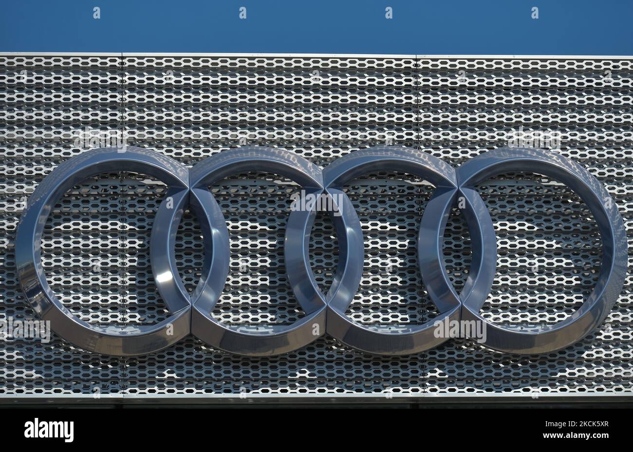 Audi-Logo vor einem Audi-Händler in South Edmonton. Am Mittwoch, den 24. August 2021, in Edmonton, Alberta, Kanada. (Foto von Artur Widak/NurPhoto) Stockfoto
