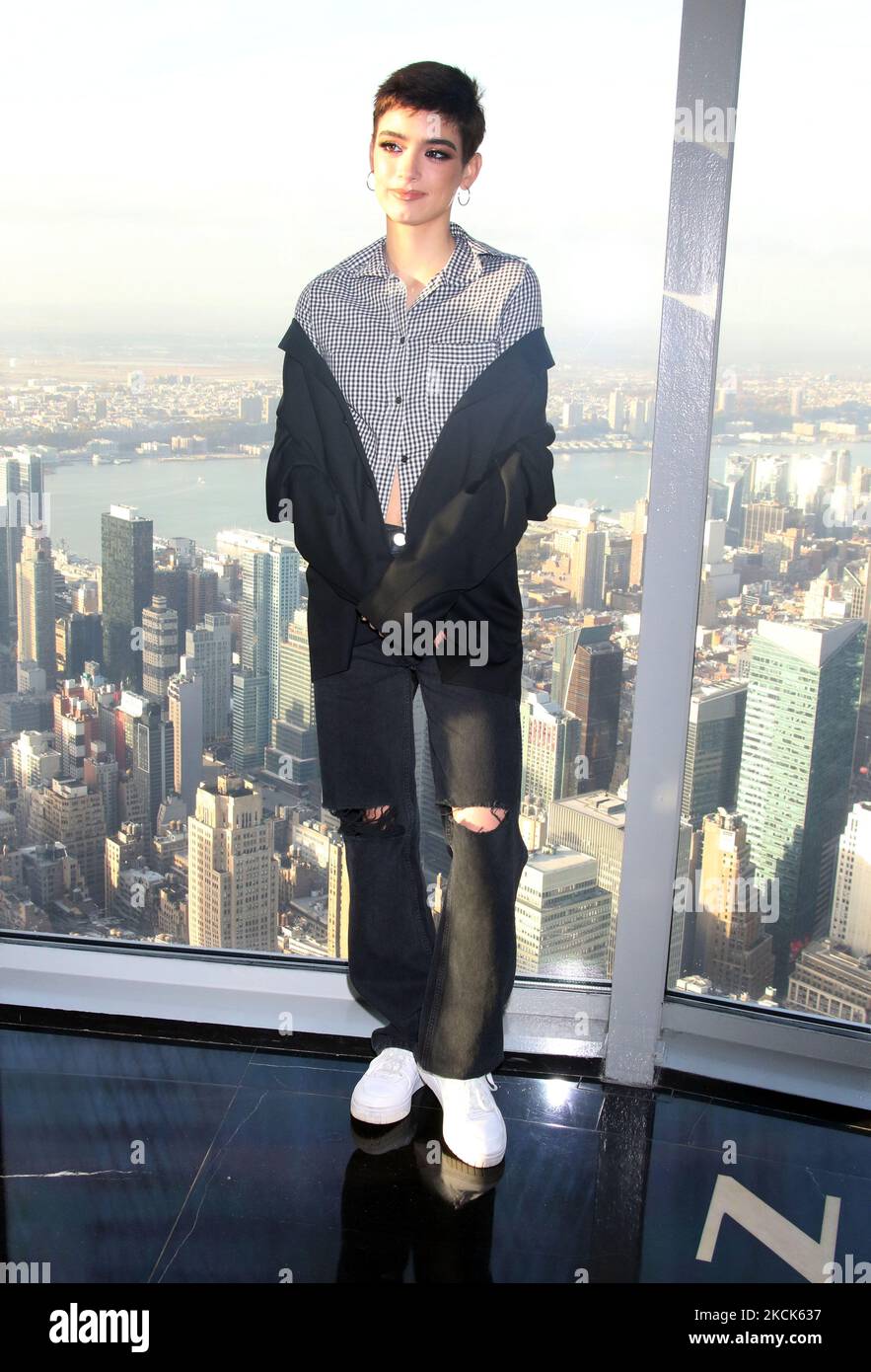 04. November 2022Dixie D'Amelio im Empire State Building Grand Staircase auf dem weltberühmten 86.-stöckigen Observatory für neues Lied I Remember im Empire State Building in New York 04. November 2022 Credit: RW.MediaPunch Credit: MediaPunch Inc/Alamy Live News Stockfoto