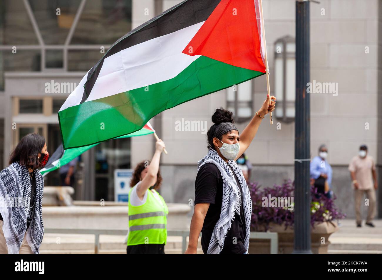 Demonstranten halten palästinensische Fahnen hoch während eines Protests gegen Naftali Bennetts ersten Besuch im Weißen Haus als Premierminister Israels. Die Demonstranten fordern, dass die Vereinigten Staaten Israel für seine fortgesetzten Angriffe auf Palästinenser, einschließlich der Tötung von Kindern und der fortgesetzten Entfernung von Palästinensern aus ihren Häusern, sanktionieren. (Foto von Allison Bailey/NurPhoto) Stockfoto