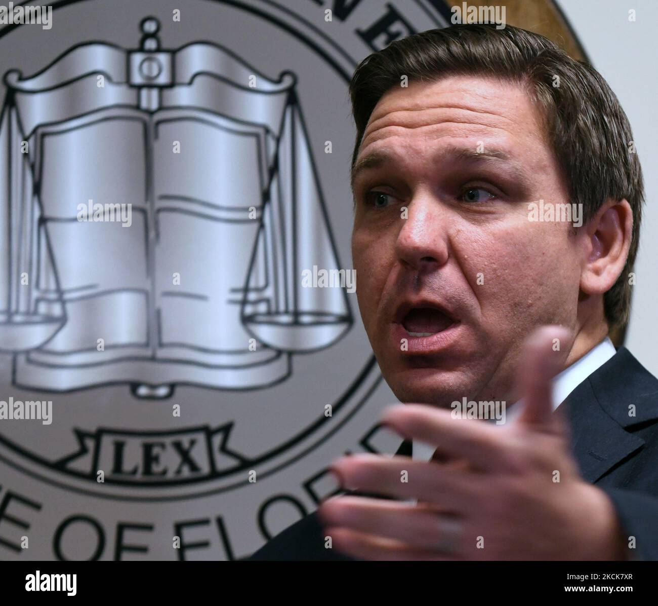26. August 2021 - Orlando, Florida, Vereinigte Staaten - Florida Gov. Ron DeSantis spricht auf einer Pressekonferenz am 26. August 2021 in Orlando, Florida. DeSantis veröffentlichte später eine Erklärung, in der die Biden-Harris-Regierung jede weitere Neuansiedlung der großen Zahl illegaler Ausländer, die an der Südwestgrenze festgenommen wurden, in Florida einforderte. (Foto von Paul Hennessy/NurPhoto) Stockfoto