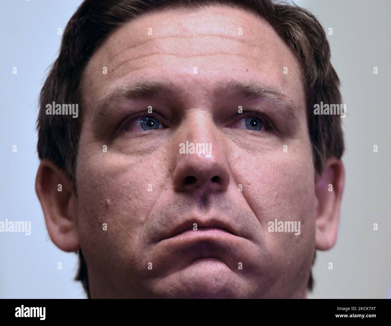 26. August 2021 - Orlando, Florida, Vereinigte Staaten - Florida Gov. Ron DeSantis spricht auf einer Pressekonferenz am 26. August 2021 in Orlando, Florida. DeSantis veröffentlichte später eine Erklärung, in der die Biden-Harris-Regierung jede weitere Neuansiedlung der großen Zahl illegaler Ausländer, die an der Südwestgrenze festgenommen wurden, in Florida einforderte. (Foto von Paul Hennessy/NurPhoto) Stockfoto