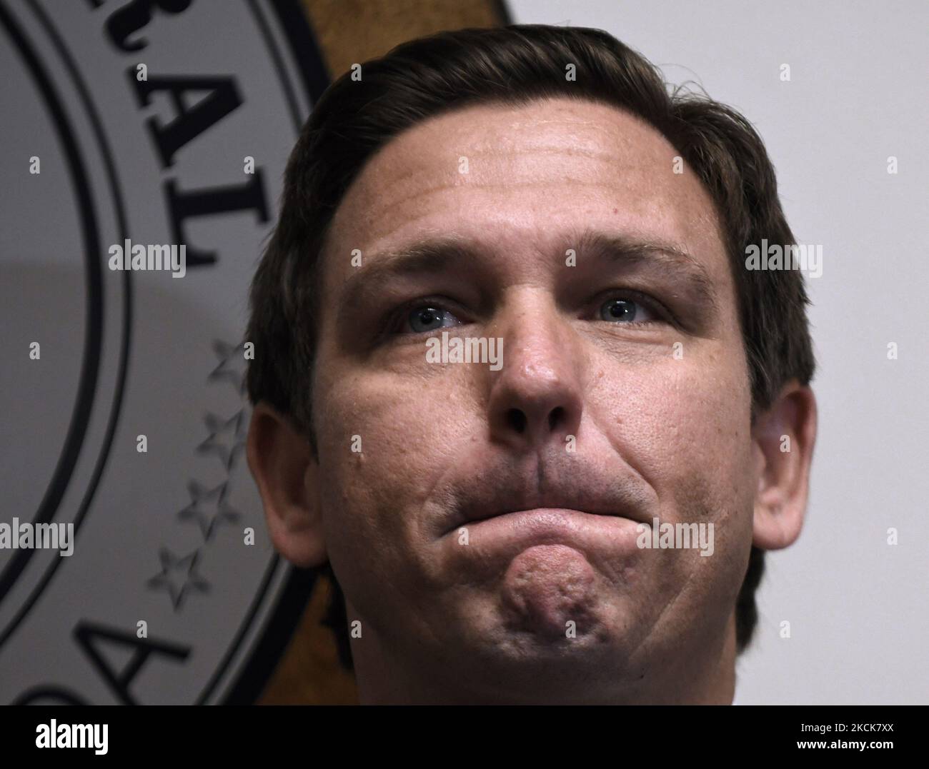 26. August 2021 - Orlando, Florida, Vereinigte Staaten - Florida Gov. Ron DeSantis spricht auf einer Pressekonferenz am 26. August 2021 in Orlando, Florida. DeSantis veröffentlichte später eine Erklärung, in der die Biden-Harris-Regierung jede weitere Neuansiedlung der großen Zahl illegaler Ausländer, die an der Südwestgrenze festgenommen wurden, in Florida einforderte. (Foto von Paul Hennessy/NurPhoto) Stockfoto