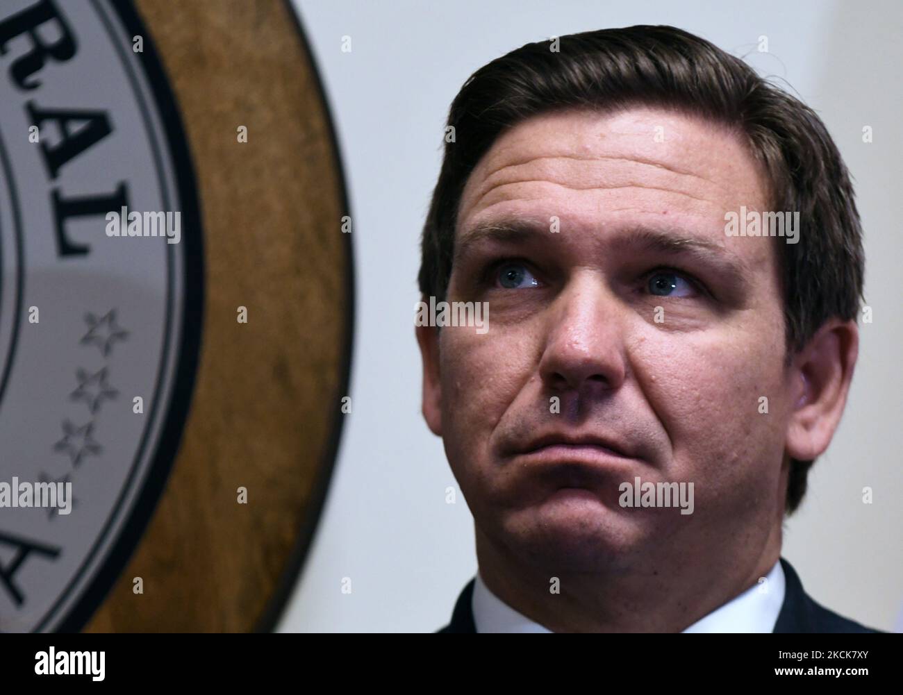 26. August 2021 - Orlando, Florida, Vereinigte Staaten - Florida Gov. Ron DeSantis spricht auf einer Pressekonferenz am 26. August 2021 in Orlando, Florida. DeSantis veröffentlichte später eine Erklärung, in der die Biden-Harris-Regierung jede weitere Neuansiedlung der großen Zahl illegaler Ausländer, die an der Südwestgrenze festgenommen wurden, in Florida einforderte. (Foto von Paul Hennessy/NurPhoto) Stockfoto
