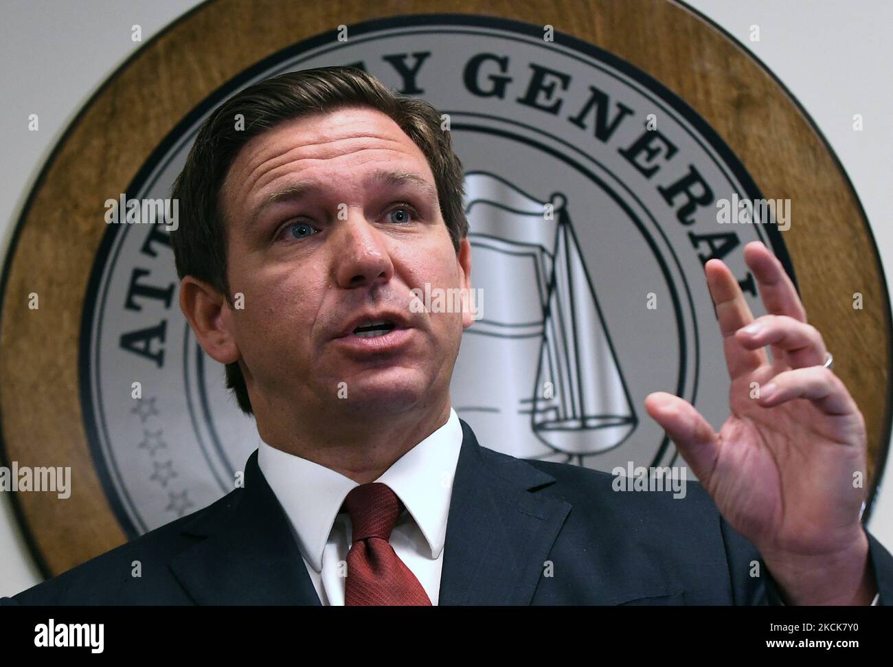 26. August 2021 - Orlando, Florida, Vereinigte Staaten - Florida Gov. Ron DeSantis spricht auf einer Pressekonferenz am 26. August 2021 in Orlando, Florida. DeSantis veröffentlichte später eine Erklärung, in der die Biden-Harris-Regierung jede weitere Neuansiedlung der großen Zahl illegaler Ausländer, die an der Südwestgrenze festgenommen wurden, in Florida einforderte. (Foto von Paul Hennessy/NurPhoto) Stockfoto
