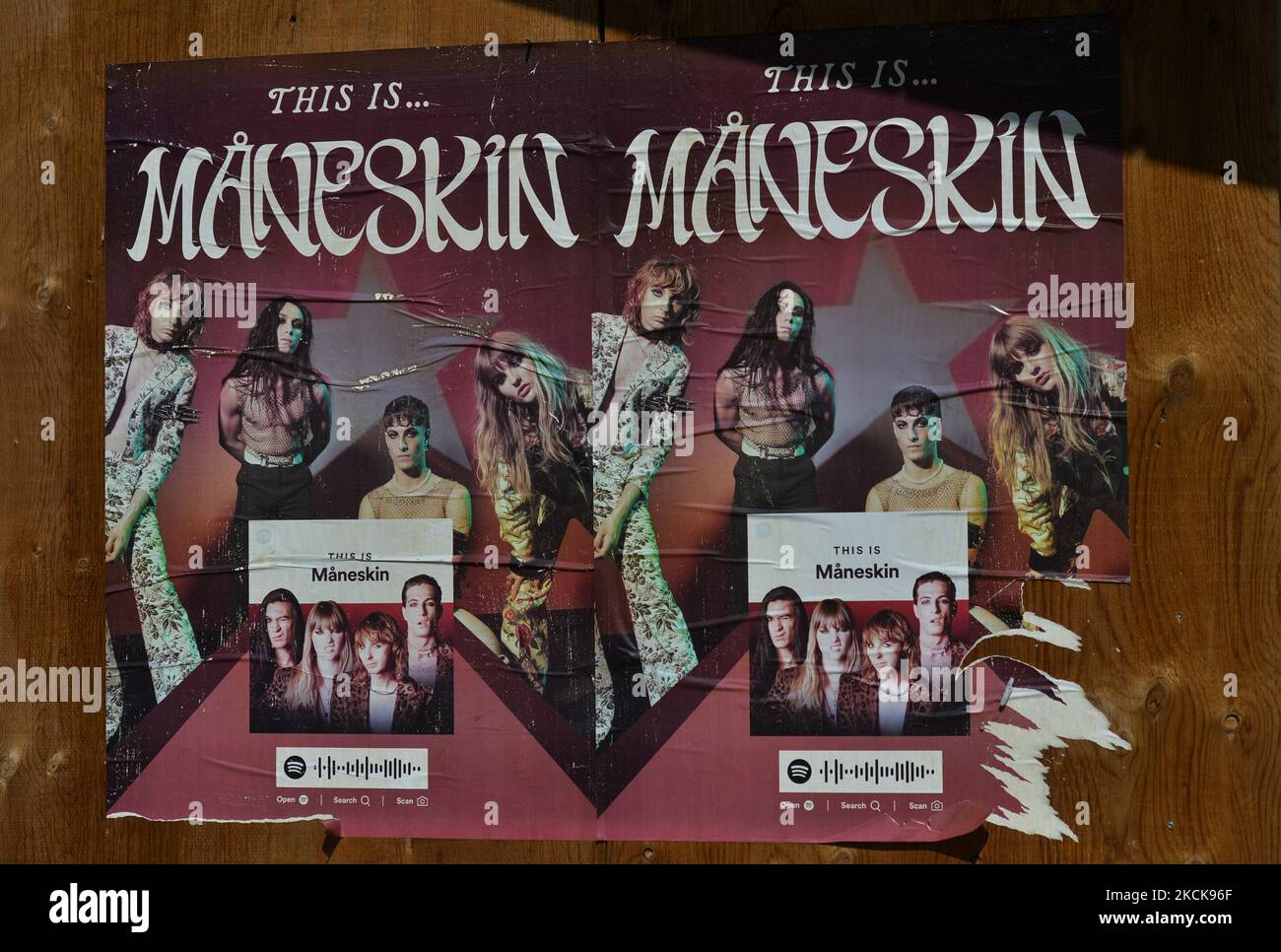 Poster von Maneskin, einer italienischen Rockband, die in der Innenstadt von Edmonton zu sehen ist. Donnerstag, 26. August 2021, in Edmonton, Alberta, Kanada. (Foto von Artur Widak/NurPhoto) Stockfoto