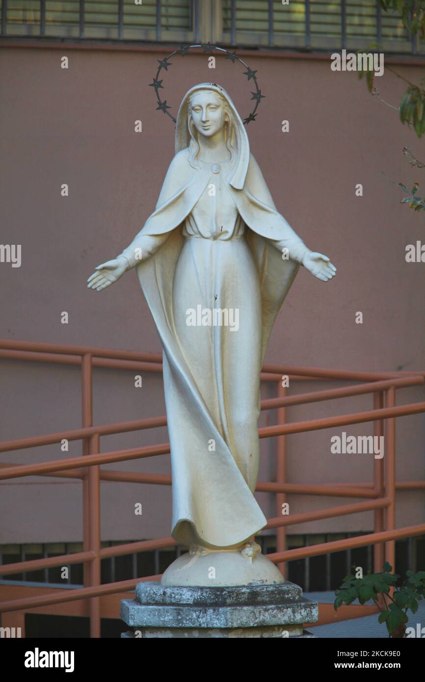 Statue der Jungfrau Maria mit ausgestreckten Armen und einem Sternenhimmel vor einer Schule in Santiago, Chile, am 21. März 2010. (Foto von Creative Touch Imaging Ltd./NurPhoto) Stockfoto