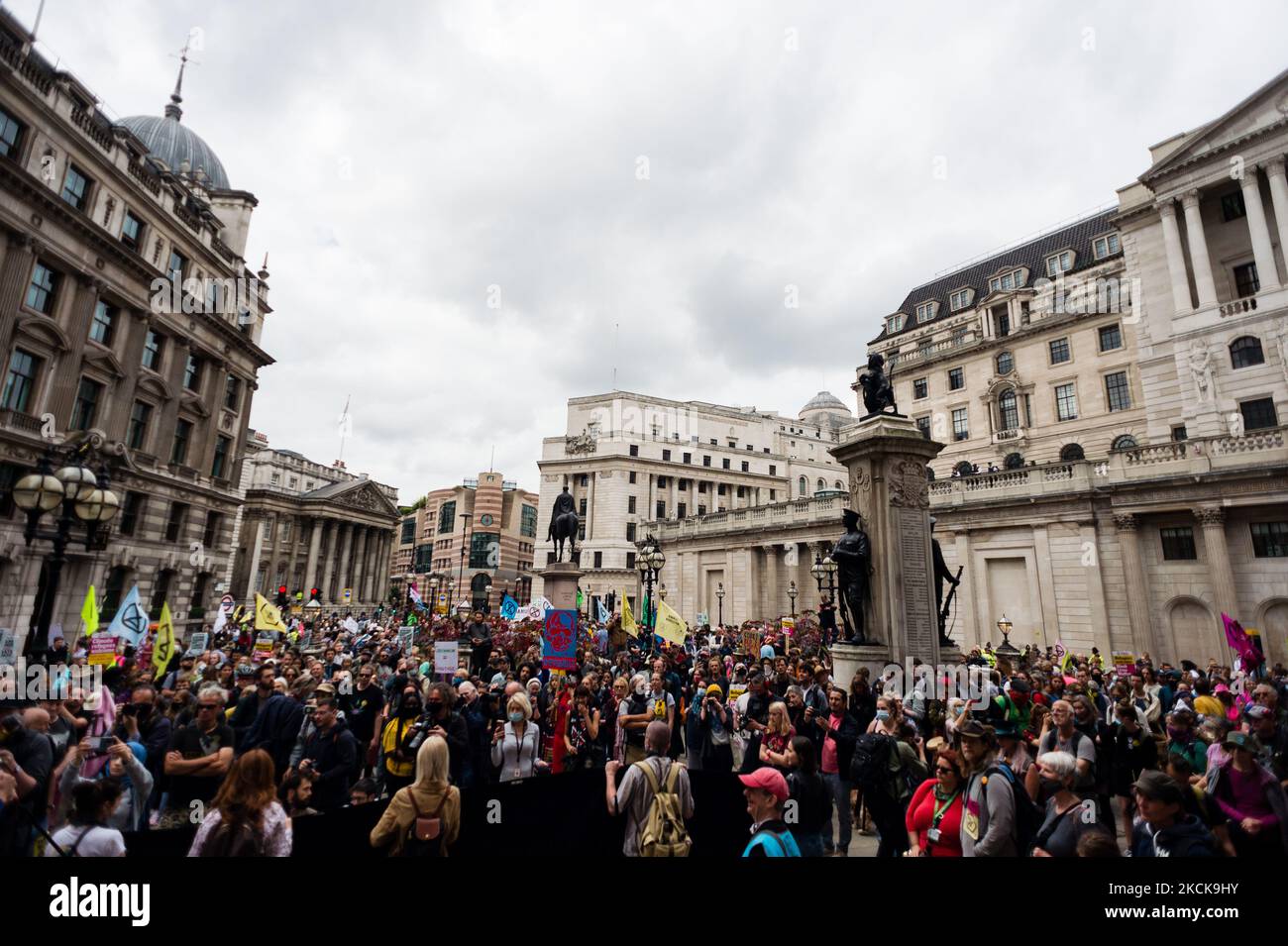 Klimaaktivisten von Extinction Rebellion versammeln sich während ihres „Blutgeldmarsches“-Protests im Rahmen ihrer Kampagne „Impossible Rebellion“ vor der Bank of England in London, Großbritannien, am 27. August 2021. Die Klimaschutzgruppe Extinction Rebellion (XR) plant, ab August 23. 2021 mehrere Aktionen in zwei Wochen durchzuführen, um die City of London und darüber hinaus zu stören und den Klimawandel vor dem Gipfel COP26 im Vereinigten Königreich im Laufe dieses Jahres ganz oben auf die Tagesordnung zu setzen. (Foto von Maciek Musialek/NurPhoto) Stockfoto