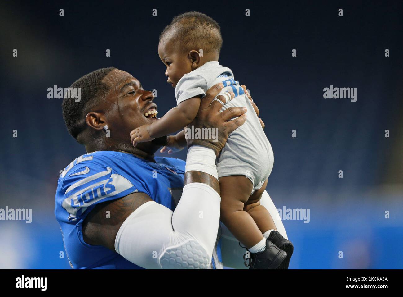 Detroit Lions Defensive Tackle Kevin Strong (92) hält Baby Cannon nach dem Abschluss des Vorsaison-NFL-Fußballspiels gegen die Indianapolis Colts in Detroit, Michigan, USA, am Freitag, 27. August 2021. (Foto von Jorge Lemus/NurPhoto) Stockfoto